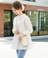 レディース/手洗い可/はしごレース/ブラウス/トップス/シャツ/チュニック/長袖/ティアード/フレア/Aライン/薄手/春/夏/バックリボン/くるみ釦/ホワイト/シナモンベージュ/軽い/ストレッチ/伸びる/伸縮性/フリルネック/フリル/ギャザーネック/大人可愛い/上品/きれいめ