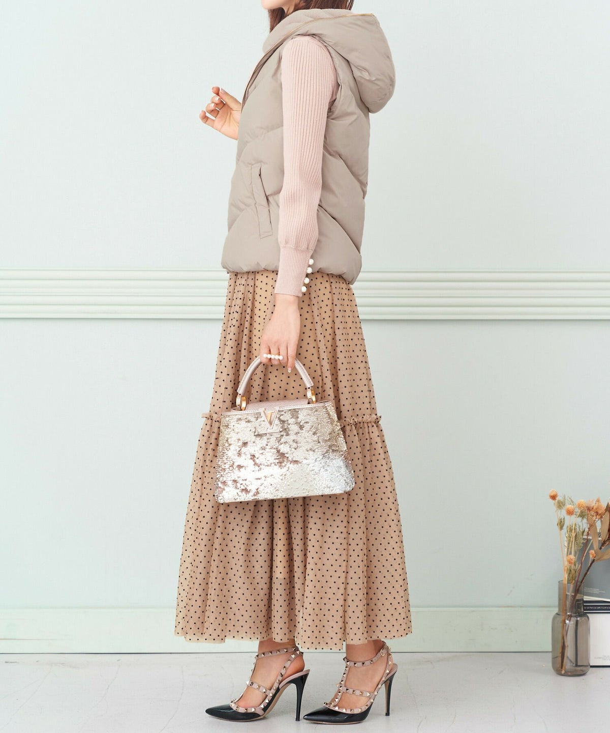 レディース/セレクト/アウター/中綿ダウン/ダウンベスト/ボリューム/フード/エコファー/軽い/保温/秋/冬/グレージュ/ベージュ/モカ/チャコール/ブラック