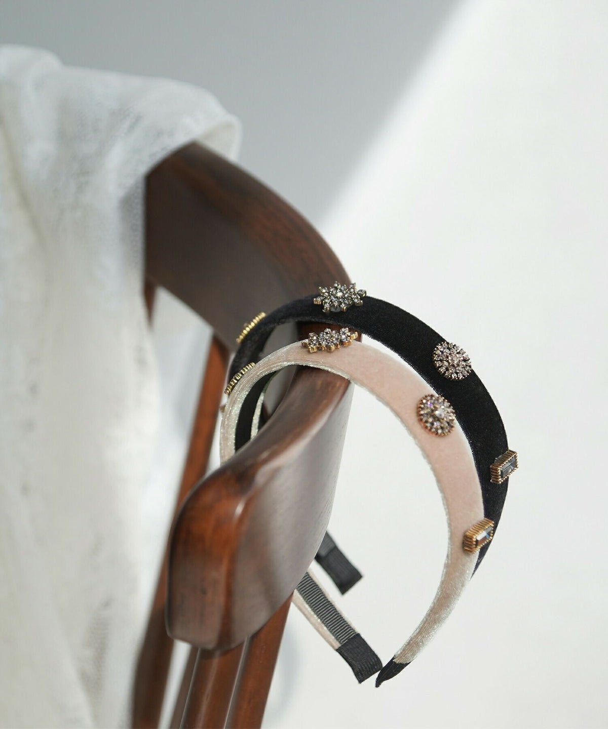 アクセサリー/ヘアアクセサリー/カチューシャ/ベロア/ビジュー/ヴィンテージ風/プレゼント/ギフト/高見え/クラシカル/上品/大人女子/フェミニン/ヘアアレンジ/簡単ヘア/デート/結婚式/フォーマル/レディース