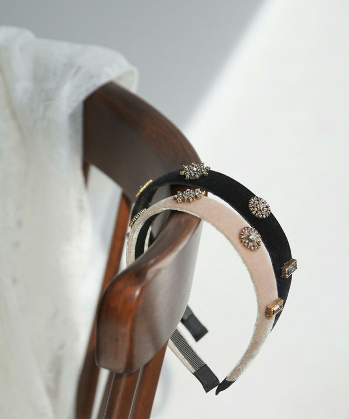 アクセサリー/ヘアアクセサリー/カチューシャ/ベロア/ビジュー/ヴィンテージ風/プレゼント/ギフト/高見え/クラシカル/上品/大人女子/フェミニン/ヘアアレンジ/簡単ヘア/デート/結婚式/フォーマル/レディース