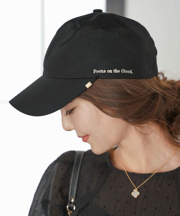 レディース/キャップ/帽子/ハット/刺繍/メッセージ/ロゴ/サイズ調整/つば広/カジュアル/スポーティ/軽い/軽量/遮光/日焼け対策/熱中症対策/日よけ/ベージュ/ネイビー/ブラック