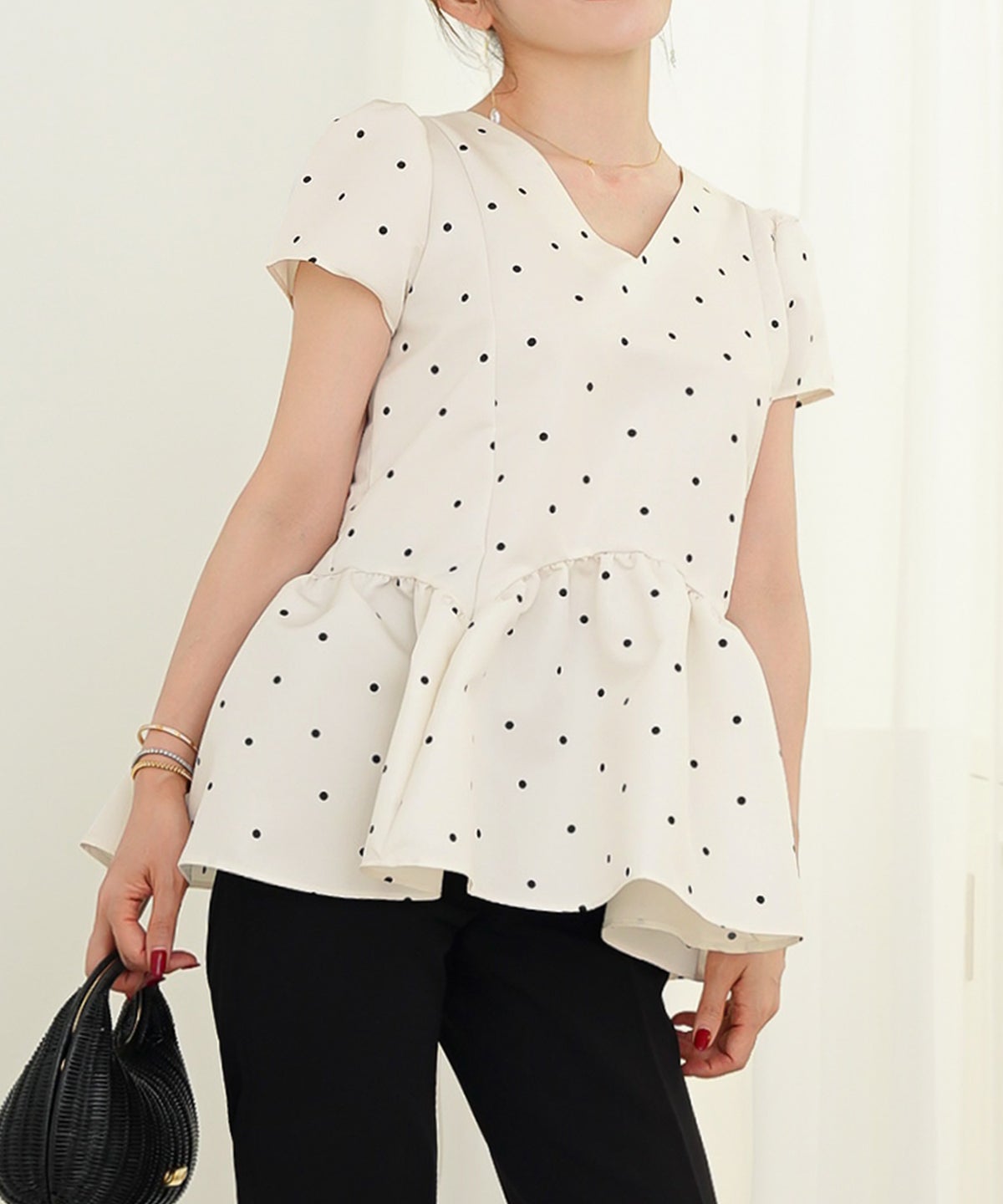新色追加 手洗い可 日本製 大人カジュアル プチ袖 袖山ギャザー ペプラム 無地 ドット 光沢感 春 夏 秋口 ジョイントスペース プリンセスカットV衿ギャザー袖ブラウス Liala×PG