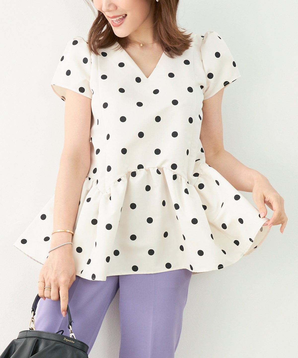 新色追加 手洗い可 日本製 大人カジュアル プチ袖 袖山ギャザー ペプラム 無地 ドット 光沢感 春 夏 秋口 ジョイントスペース プリンセスカットV衿ギャザー袖ブラウス Liala×PG