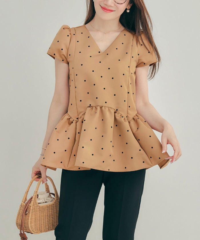 新色追加 手洗い可 日本製 大人カジュアル プチ袖 袖山ギャザー ペプラム 無地 ドット 光沢感 春 夏 秋口 ジョイントスペース プリンセスカットV衿ギャザー袖ブラウス Liala×PG