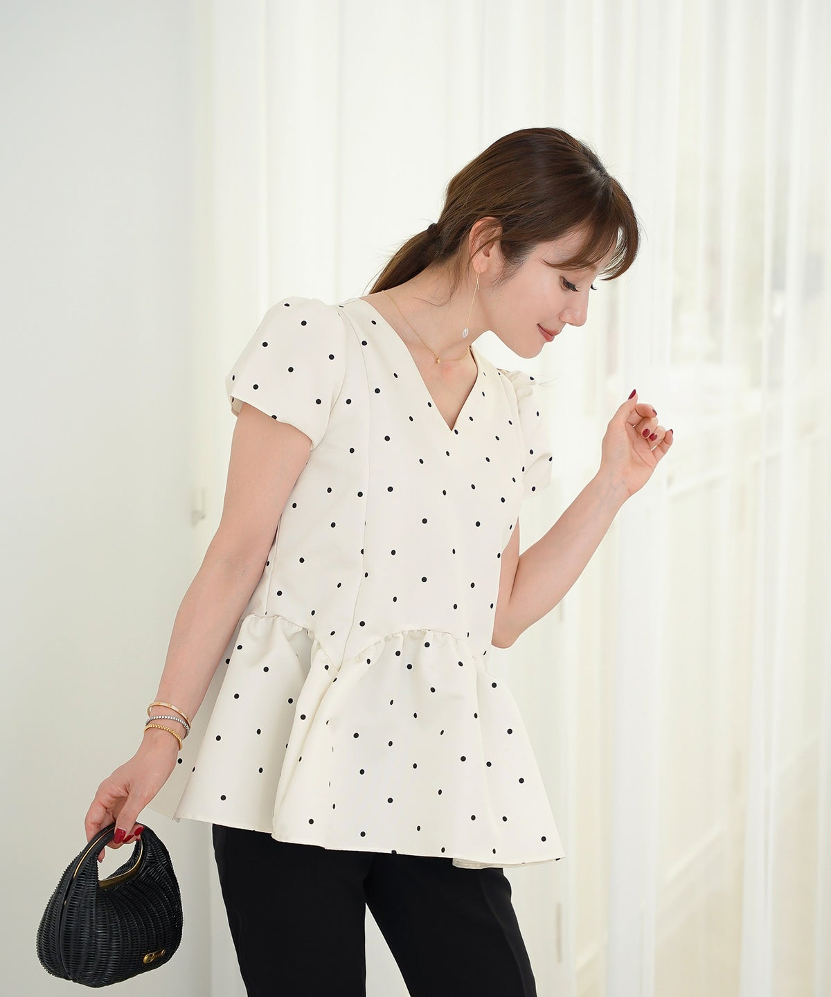 新色追加 手洗い可 日本製 大人カジュアル プチ袖 袖山ギャザー ペプラム 無地 ドット 光沢感 春 夏 秋口 ジョイントスペース プリンセスカットV衿ギャザー袖ブラウス Liala×PG
