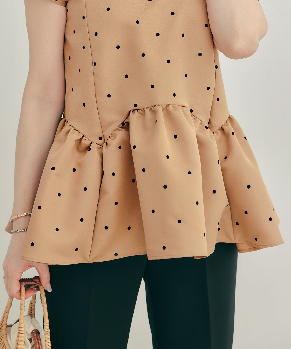 新色追加 手洗い可 日本製 大人カジュアル プチ袖 袖山ギャザー ペプラム 無地 ドット 光沢感 春 夏 秋口 ジョイントスペース プリンセスカットV衿ギャザー袖ブラウス Liala×PG