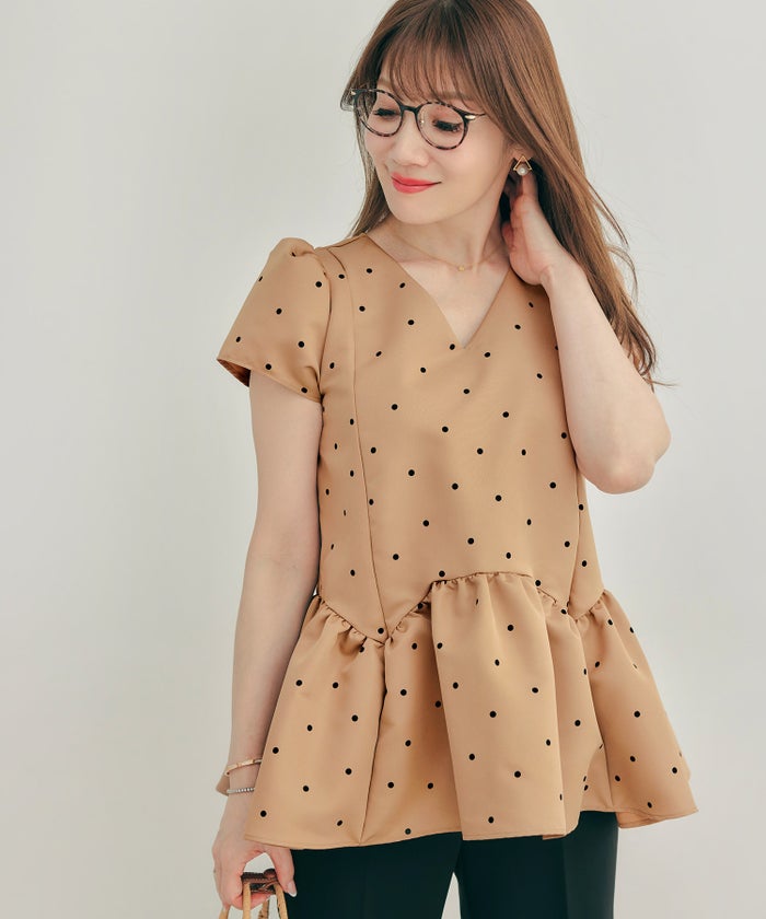 新色追加 手洗い可 日本製 大人カジュアル プチ袖 袖山ギャザー ペプラム 無地 ドット 光沢感 春 夏 秋口 ジョイントスペース プリンセスカットV衿ギャザー袖ブラウス Liala×PG