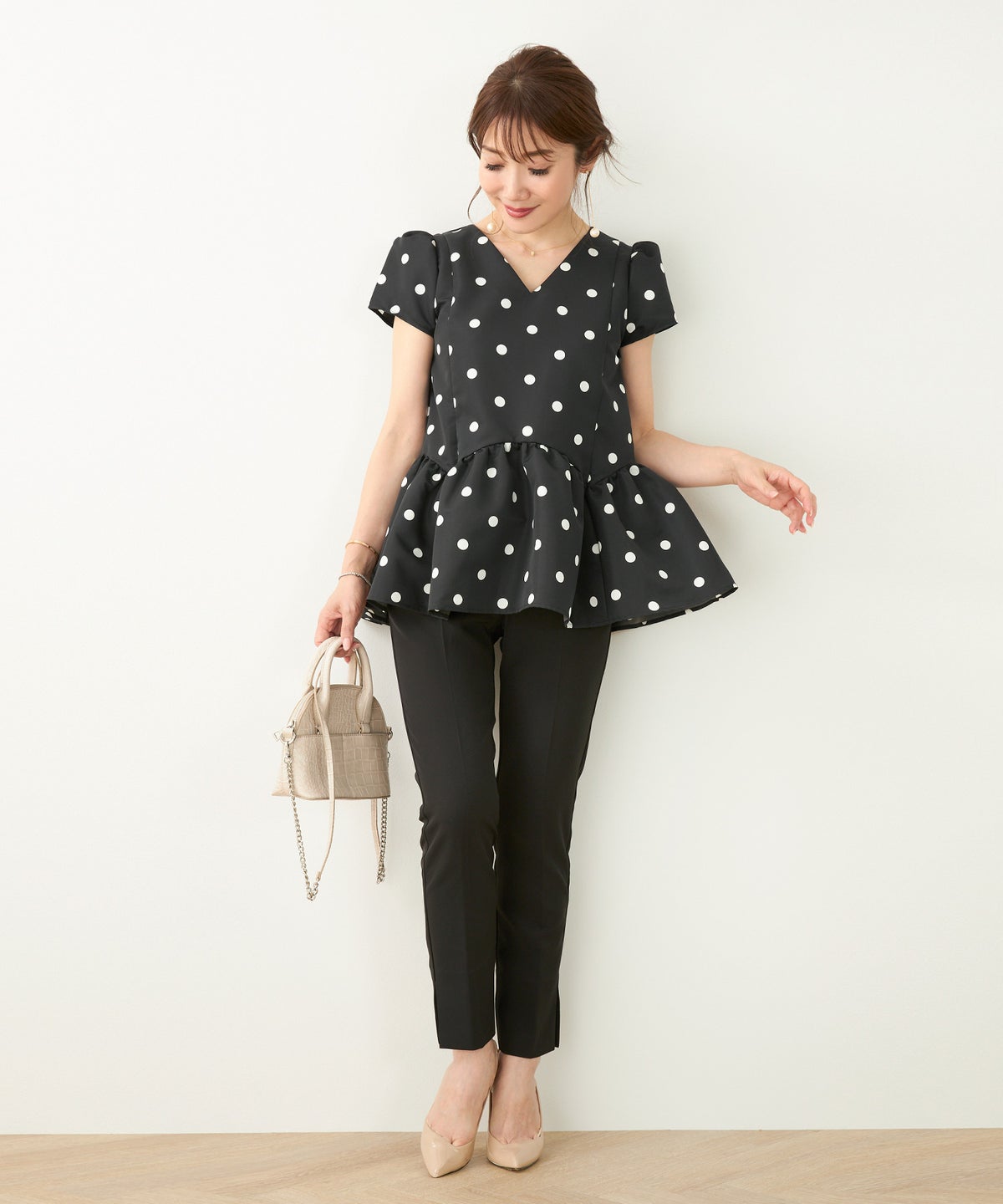 新色追加 手洗い可 日本製 大人カジュアル プチ袖 袖山ギャザー ペプラム 無地 ドット 光沢感 春 夏 秋口 ジョイントスペース プリンセスカットV衿ギャザー袖ブラウス Liala×PG