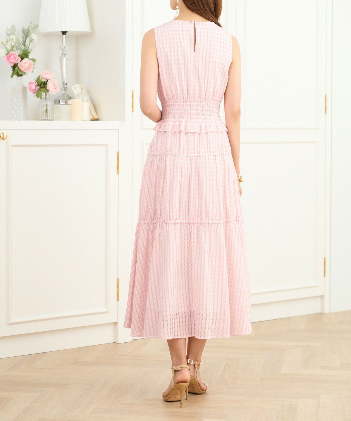 レディース/ワンピース/ドレス/ノースリーブ/シャーリング/ウエストゴム/フェミニン/ロング/フレア/細見え/上品/エレガント/シアー素材/シアーチェック/ピンク/ベージュ/サックス/脚長/軽やか/軽量/涼やか/清涼感/華やか/可愛い/切り替え/ティアード/ティアードスカート