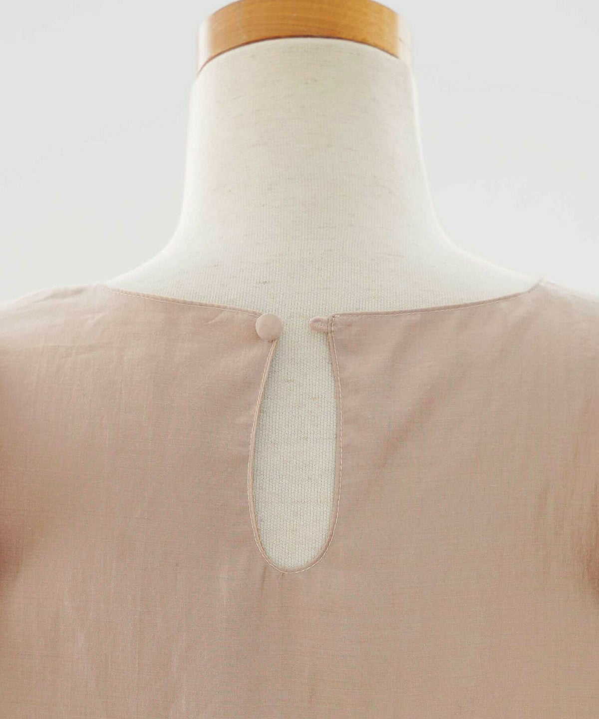 レディース/トップス/シャツ/ブラウス/長袖/春/秋/フリル袖/袖コンシャス/大人可愛い/きれいめ/旅行/フリル/クルーネック/フリルブラウス/ホワイト/ピンクベージュ/通勤/通学/デート/シャツブラウス/無地/おしゃれ/大人/女子会/シンプル/新作/通勤通学/おしゃれ着