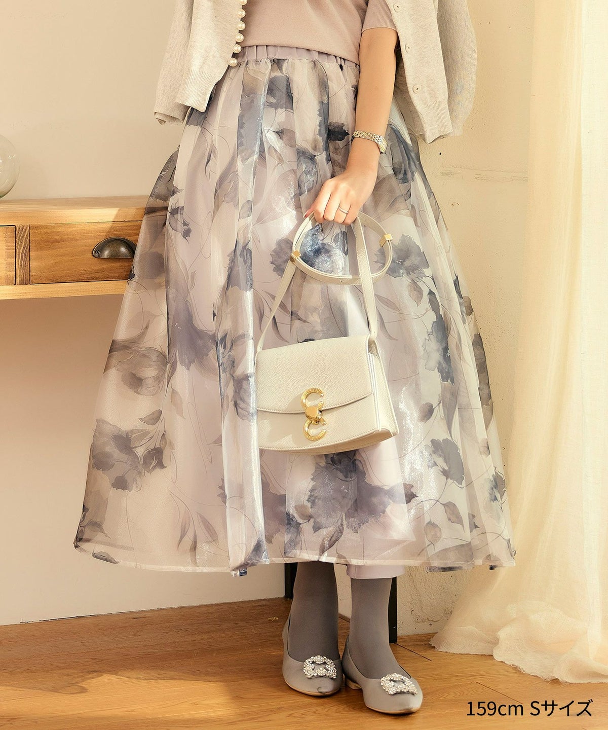 スカート グレー/ベージュ 花柄のオーガンジー素材を贅沢に使用したふんわりスカート。