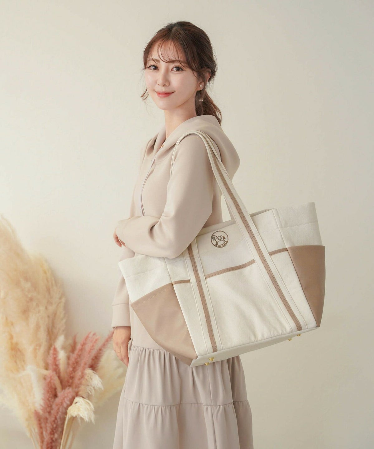 レディース/小物/バッグ/マザーズバッグ/ママ/刺繍/木馬/馬/キャンバス/合皮/レザー/ポケット/マグネット/大容量/収納/お出かけ/旅行/帰省/お正月/お彼岸/実家/買い物/親子リンク/親子コーデ/配色/春/夏/秋/冬/オールシーズン/厚手/可愛い/エレガント/フェミニン