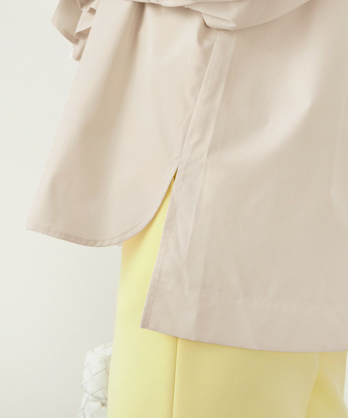 洗濯可/長袖/くるみボタン/袖口カフス/イレヘム/スリット/袖山ギャザー/パフスリーブ/フェミニン/大人可愛い