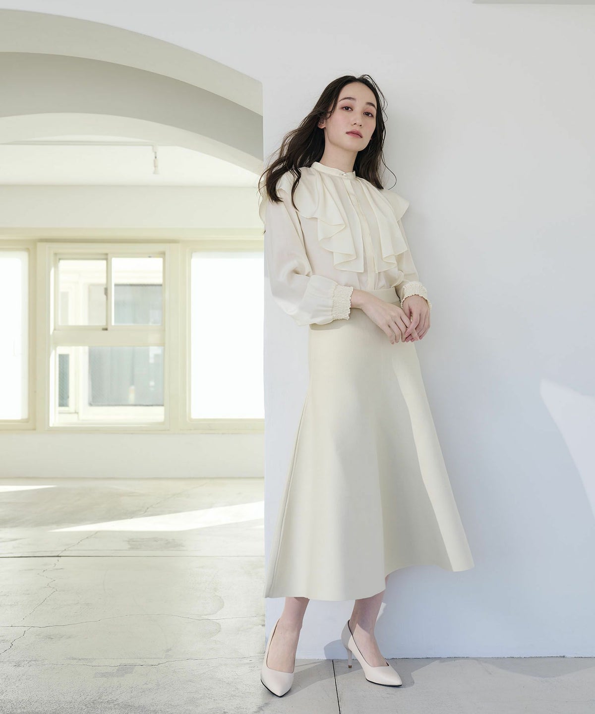 トップス/ブラウス/フリル/パールボタン/袖口シャーリング/上品/長袖