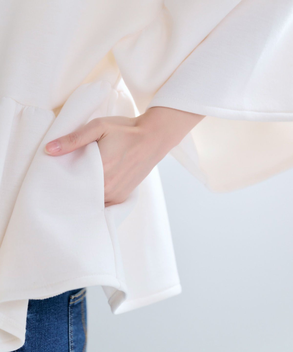 トップス/アウター/ブルゾン/ジャケット/フリル/パールボタン/ボンディング/ホワイト/白/ブラック/黒/秋冬春