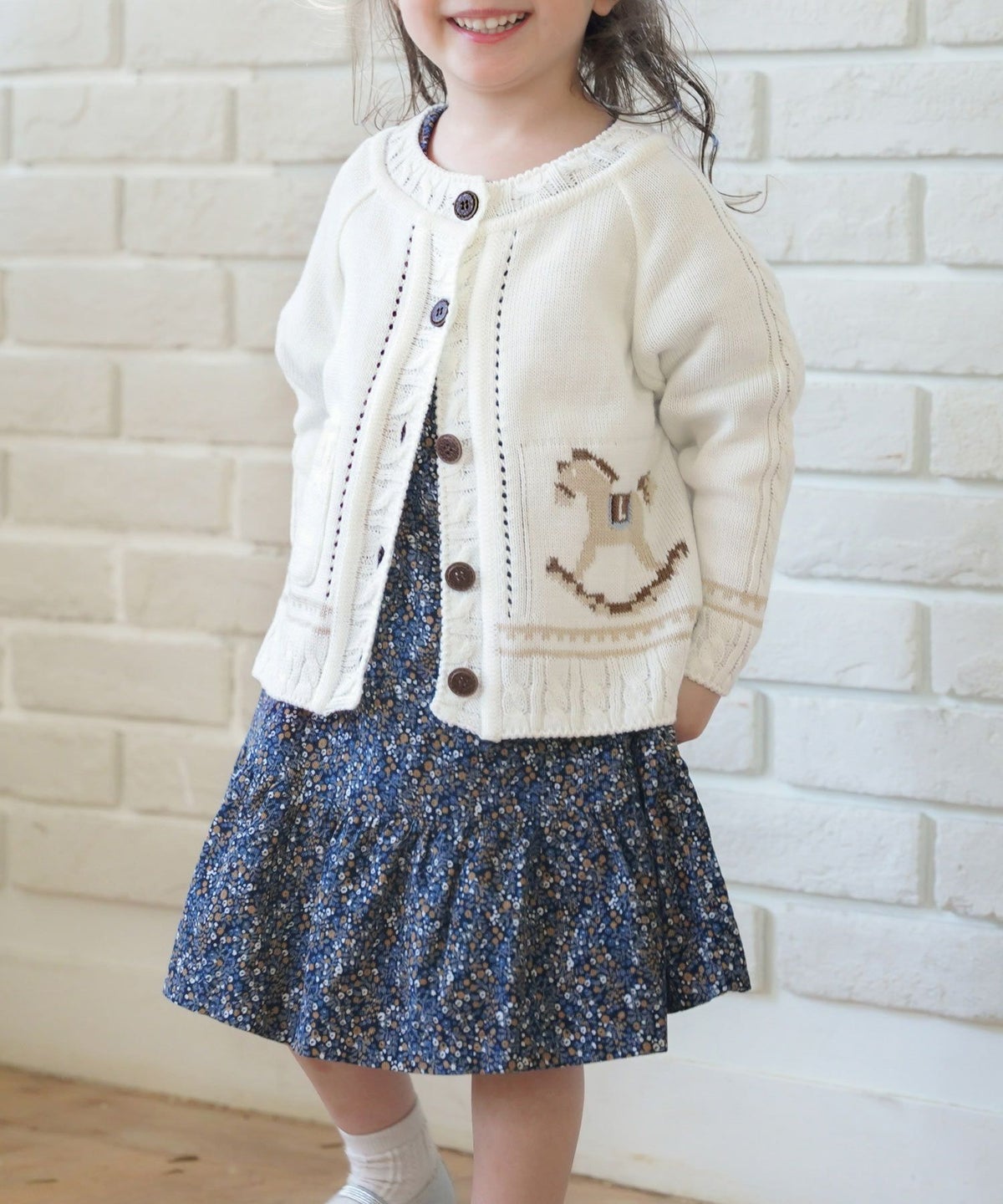 レディース/子供/カーディガン/ケーブル/木馬/ジャガード/長袖/親子リンク/親子コーデ/おそろい/キッズ/ホワイト/チャコール/Vネック/前あき/配色/バックデザイン/春/秋/冬/羽織