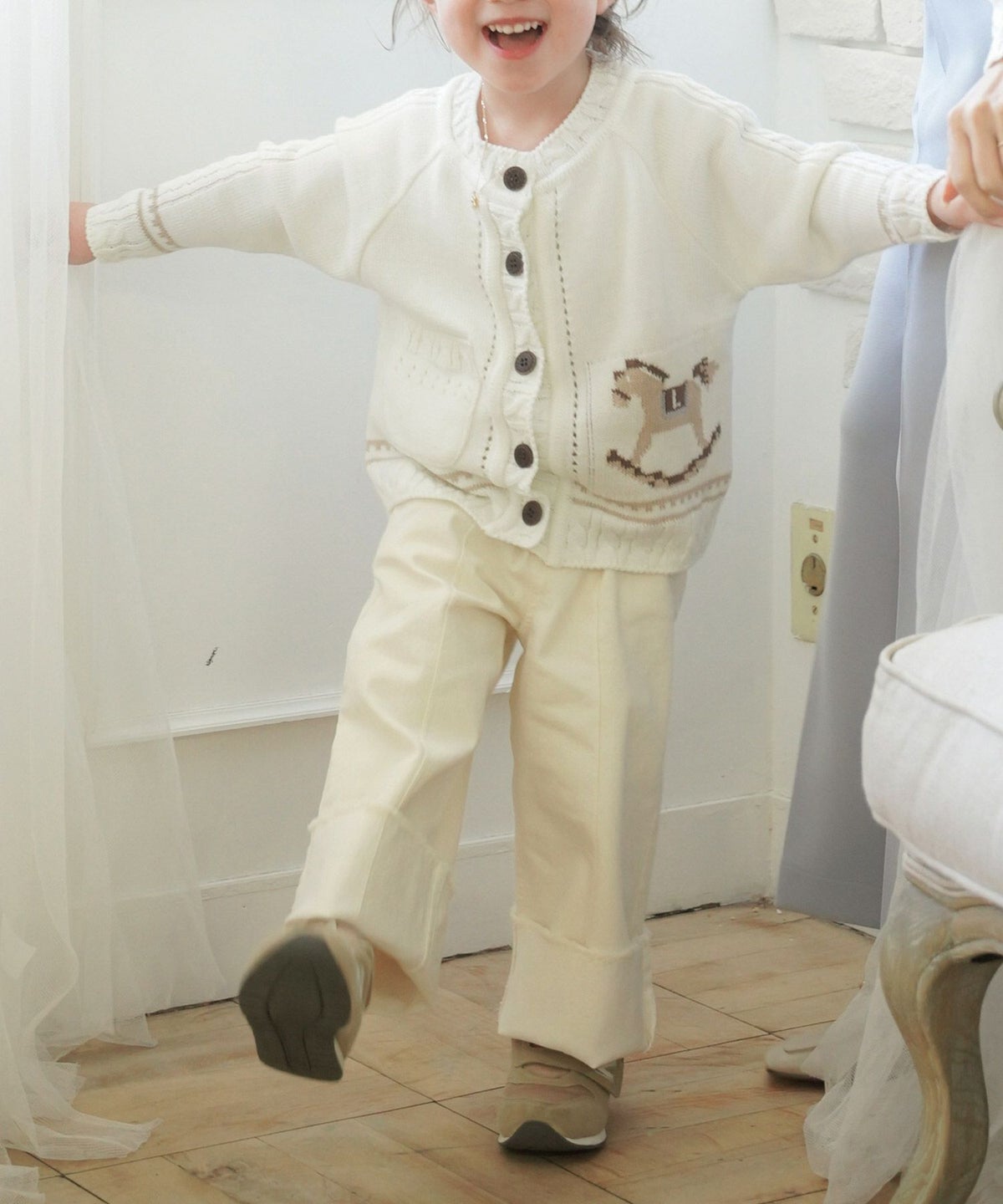 レディース/子供/カーディガン/ケーブル/木馬/ジャガード/長袖/親子リンク/親子コーデ/おそろい/キッズ/ホワイト/チャコール/Vネック/前あき/配色/バックデザイン/春/秋/冬/羽織