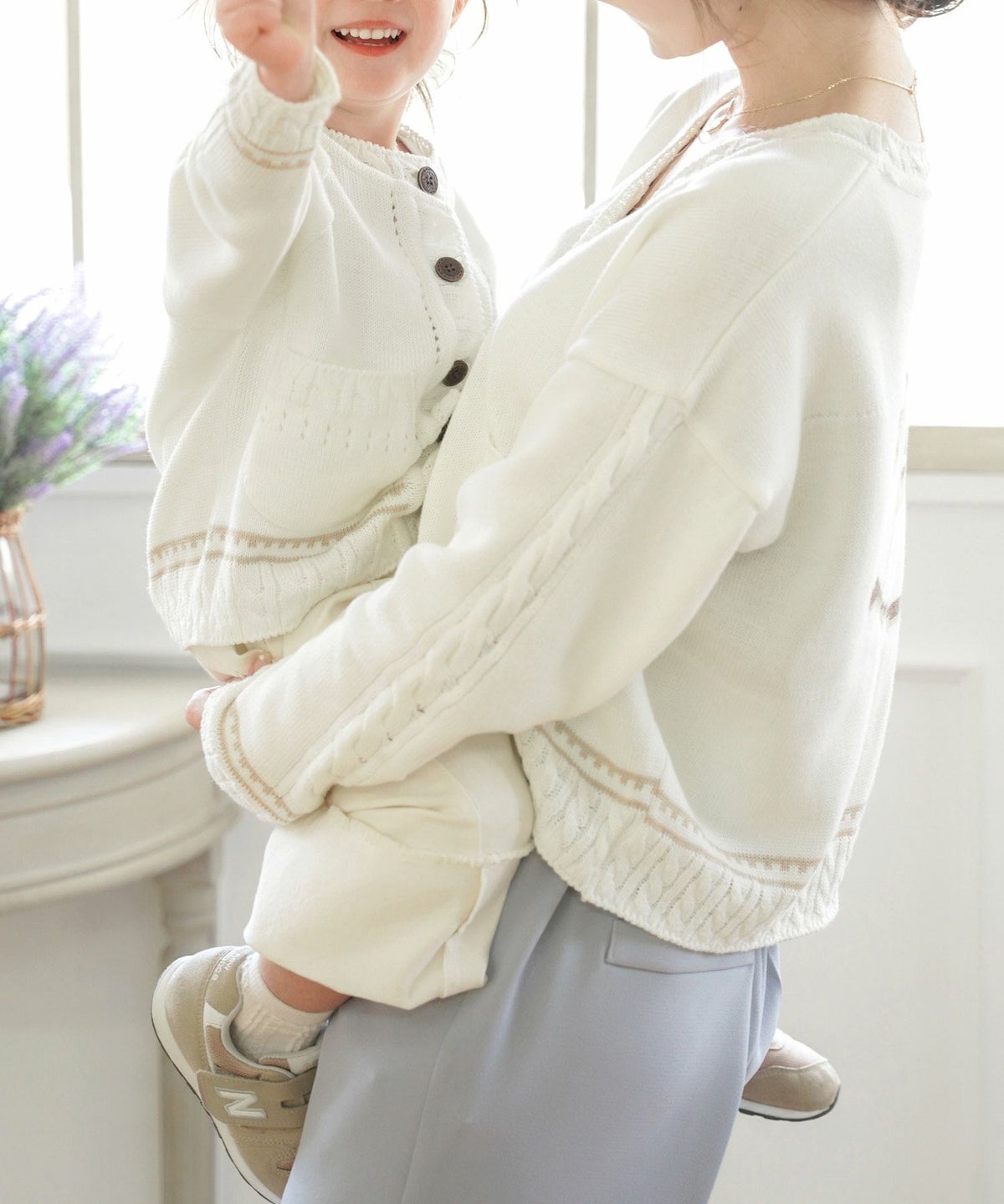 レディース/子供/カーディガン/ケーブル/木馬/ジャガード/長袖/親子リンク/親子コーデ/おそろい/キッズ/ホワイト/チャコール/Vネック/前あき/配色/バックデザイン/春/秋/冬/羽織