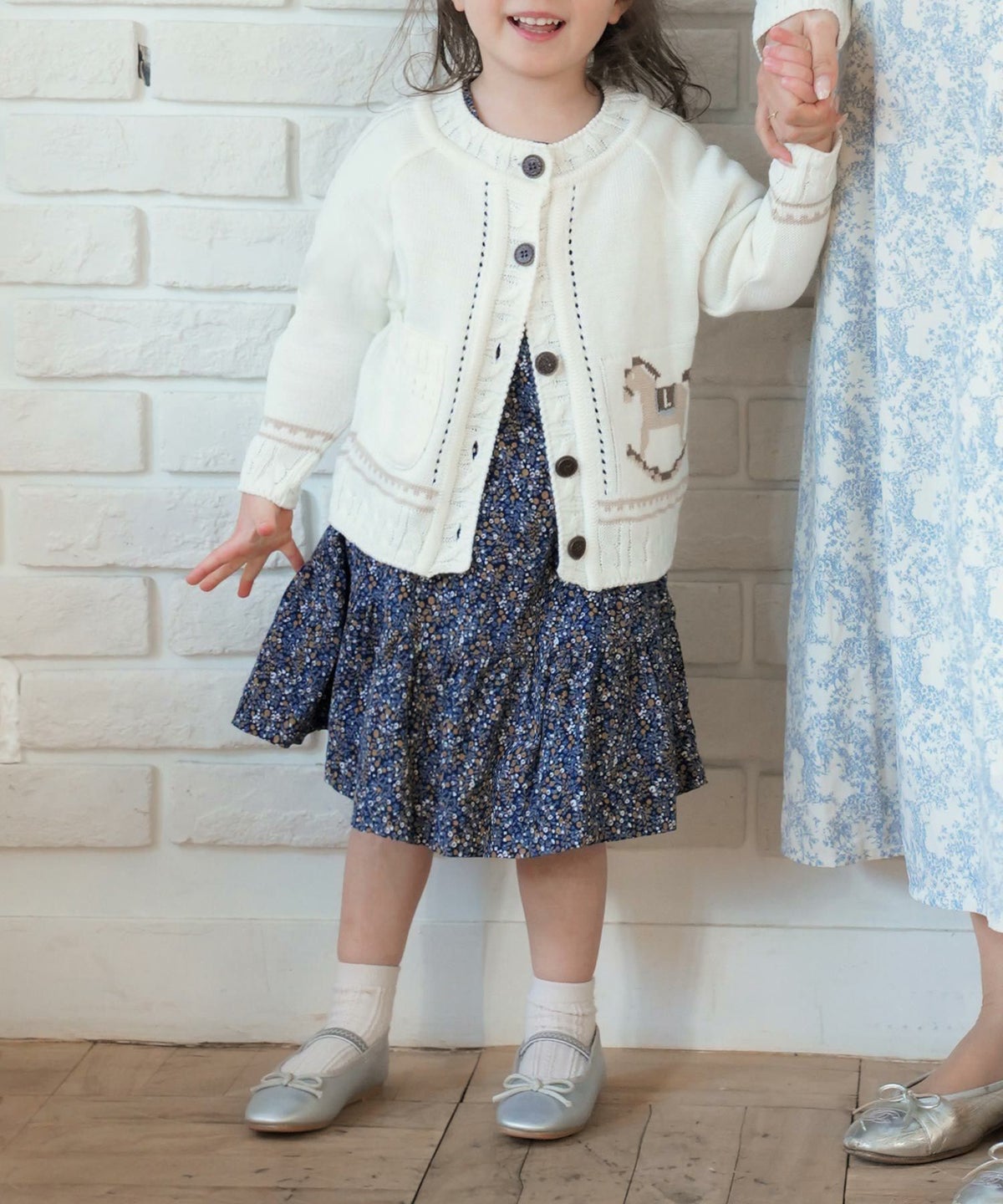 レディース/子供/カーディガン/ケーブル/木馬/ジャガード/長袖/親子リンク/親子コーデ/おそろい/キッズ/ホワイト/チャコール/Vネック/前あき/配色/バックデザイン/春/秋/冬/羽織