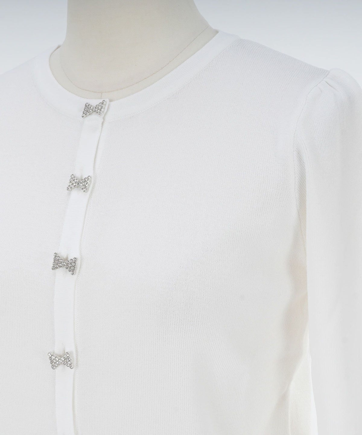 ニット/カーディガン/羽織り/長袖/ビジューボタン/リボンビジュー/チャーム/ホワイト/白/ピンク/ネイビー/S/M/春/夏/秋/可愛い/かわいい/華やか/大人/上品/