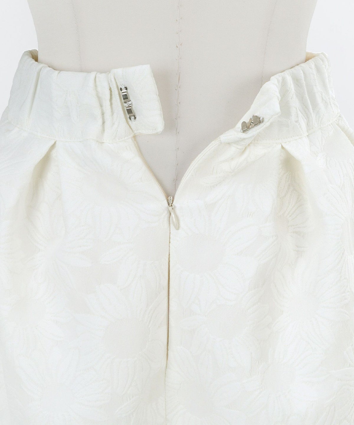 バックウエストゴム仕様/ミモレ丈/ポケット/タック入り/上品/エレガント/きれいめ/立体感/花柄/フラワー