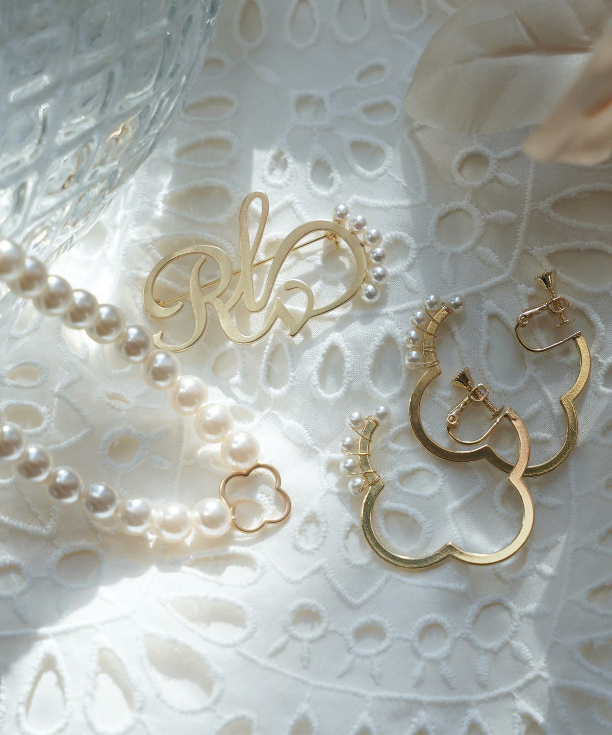 レディース/アクセサリー/イヤリング/モチーフ/フラワー/ゴールド/クローバー/マット/パール/光沢/パーティー/オケージョン/結婚式/入卒園/上品/エレガント/お出かけ