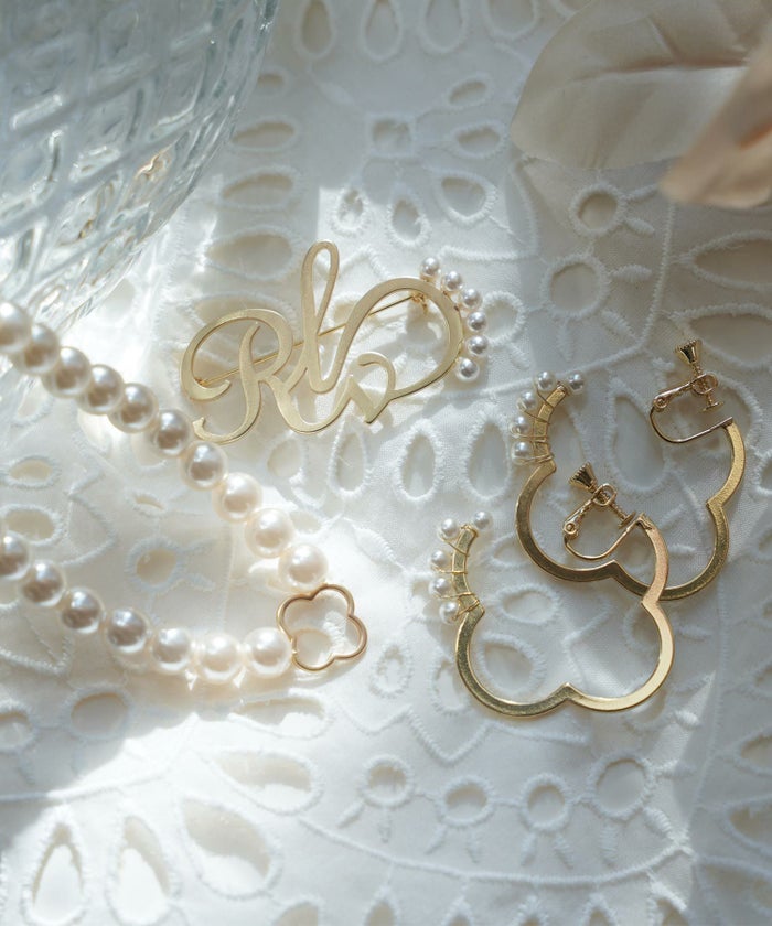 レディース/アクセサリー/イヤリング/モチーフ/フラワー/ゴールド/クローバー/マット/パール/光沢/パーティー/オケージョン/結婚式/入卒園/上品/エレガント/お出かけ