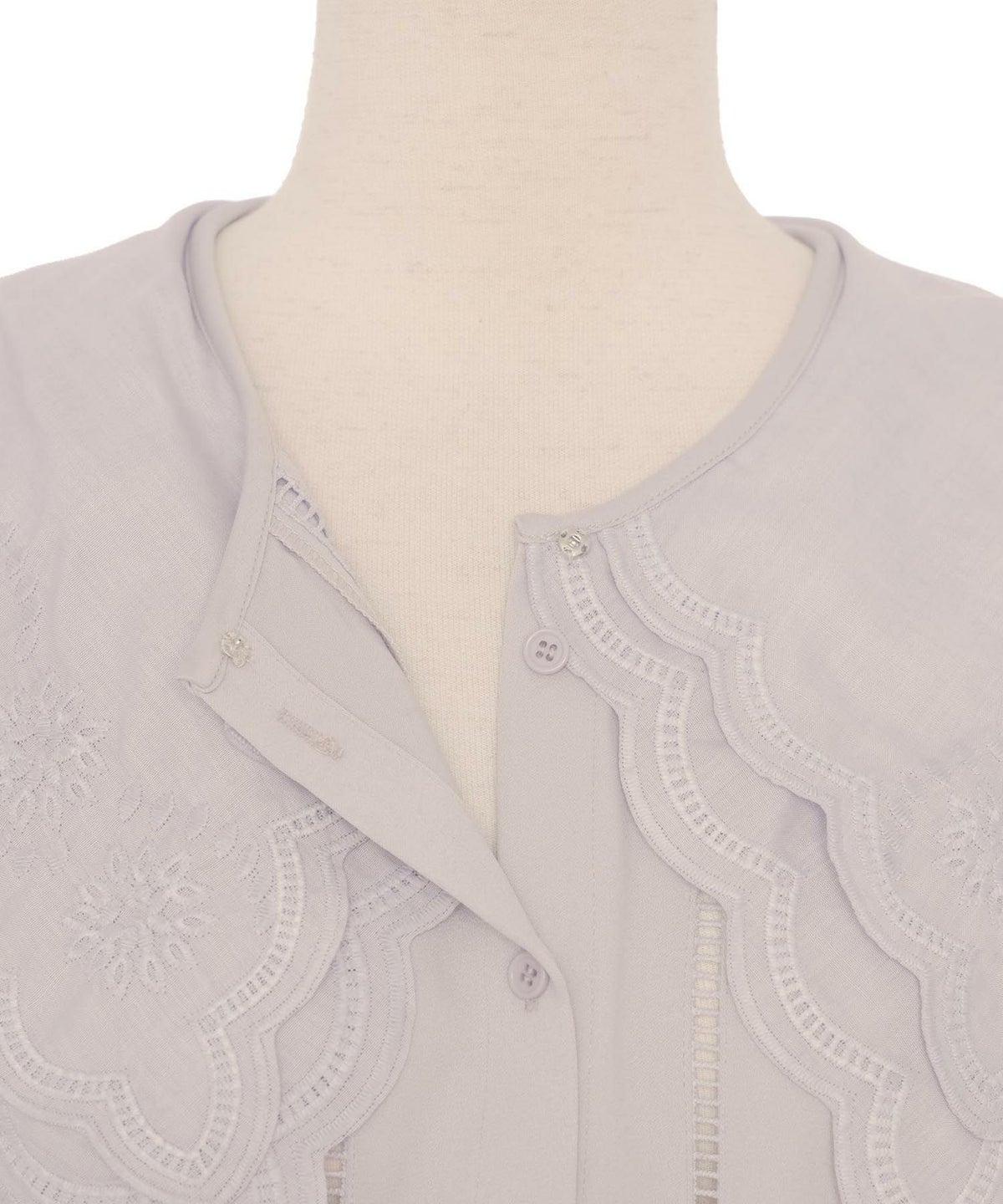 レディース/トップス/ブラウス/コットン/レース/衿/花/刺繍/ホワイト/ラベンダー/エレガント/上品/可愛い/ビック衿/ボタン