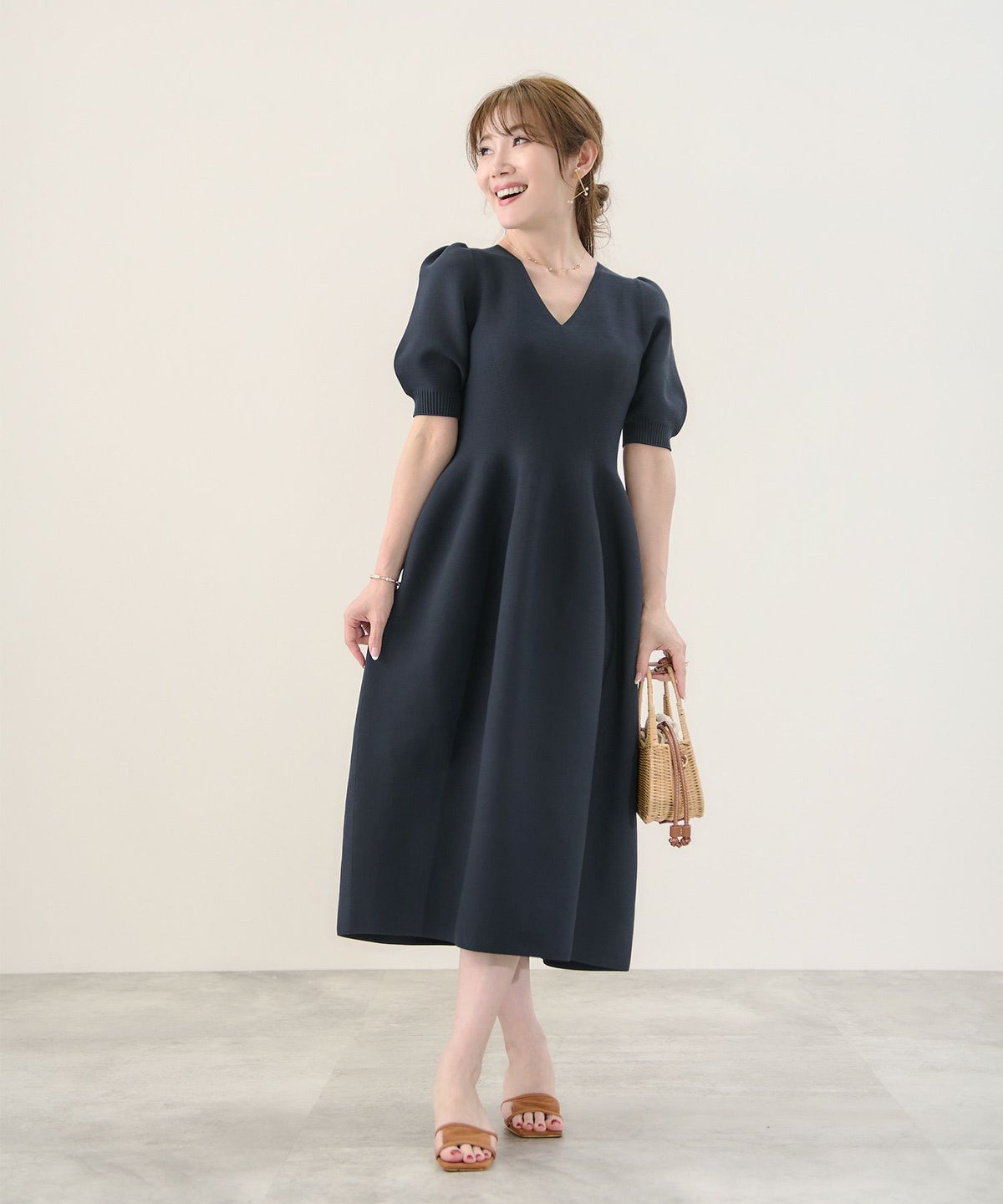 手洗い可/日本製/Vネック/ふんわり/ミモレ丈/袖山ギャザー/パフ袖/大人可愛い/上品/きれいめ/シンプル/リラックス/美ライン