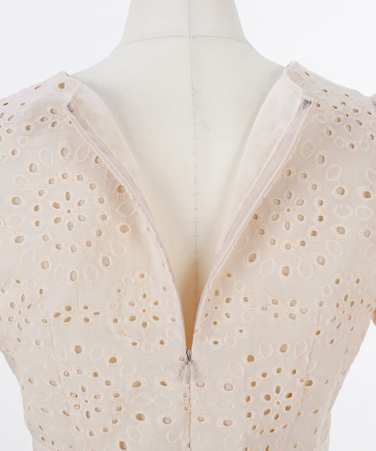 手洗い可/カットワークレース/異素材切り替え/授乳/くるみ釦/ナチュラル/ミモレ丈/袖山ギャザー/フレンチスリーブ/裏地付き