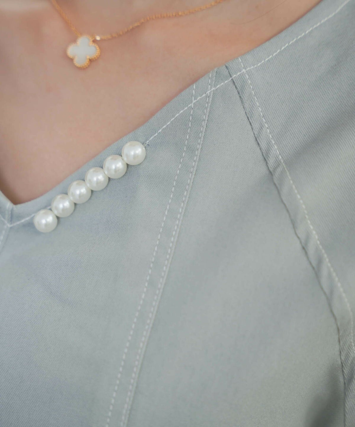 レディース/ワンピース/デニム/ストレッチ/ランタンスリーブ/ステッチ/配色/Vネック/パール/ウエストリボン/サイドリボン/フレア/半袖/タック/妊婦/産後服/ライトブルー/インディゴ/夏/春/秋/カジュアル/エレガント/フェミニン