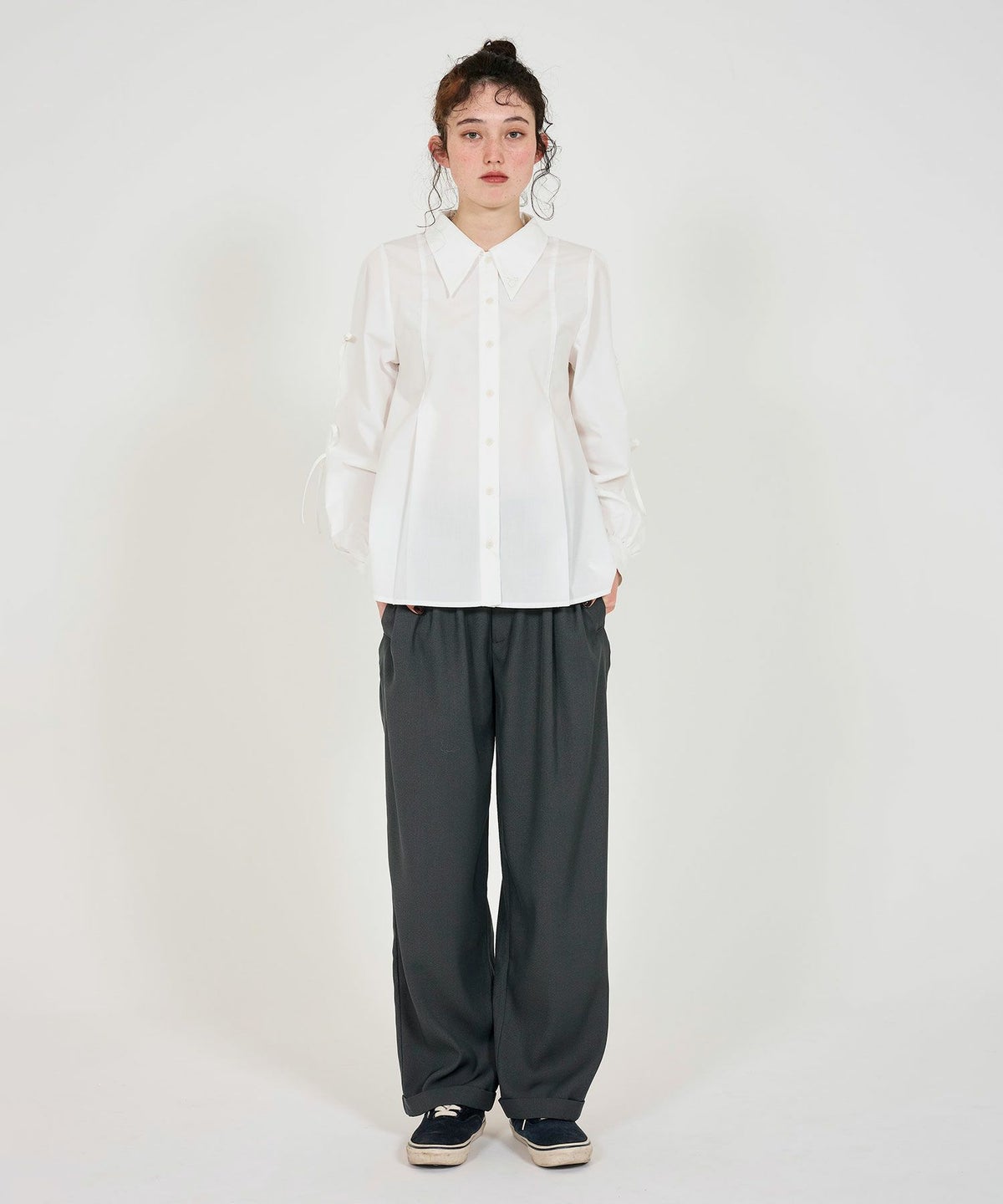 シャツ/リボン/エンブレム付き/ホワイト/クリームイエロー/チャコール