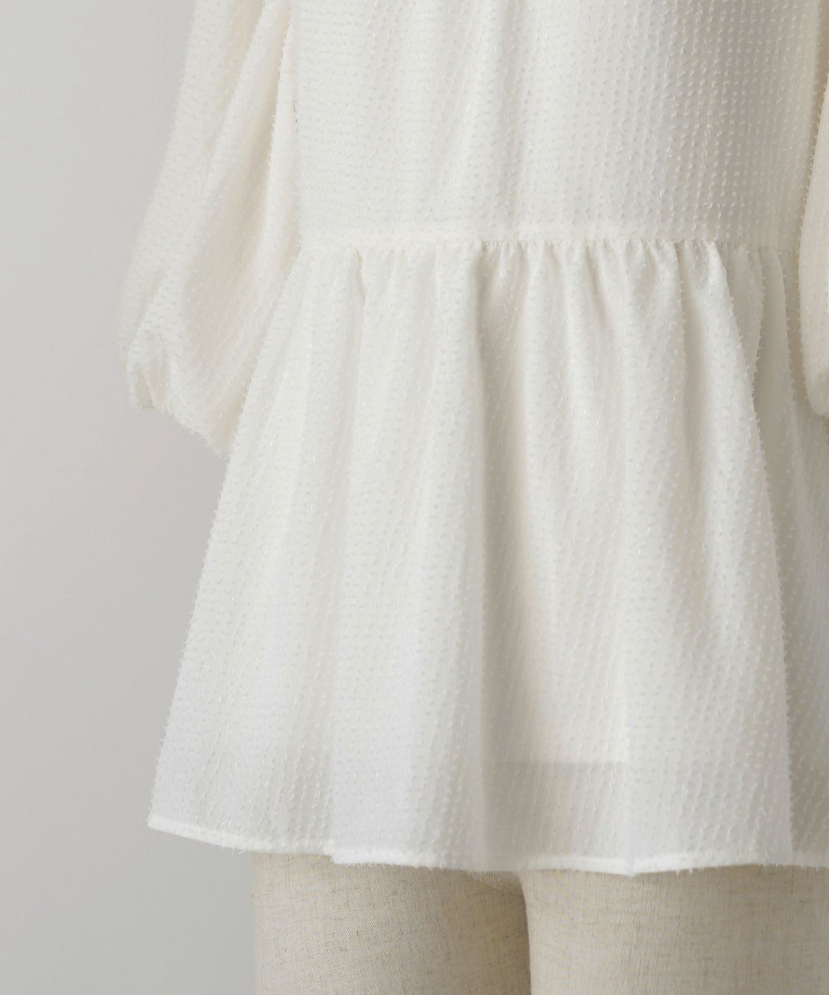 レディース/トップス/ブラウス/ペプラム/フェザータッチ/リボン/ボリュームスリーブ/春/夏/秋/5分袖/ホワイト/ブラック