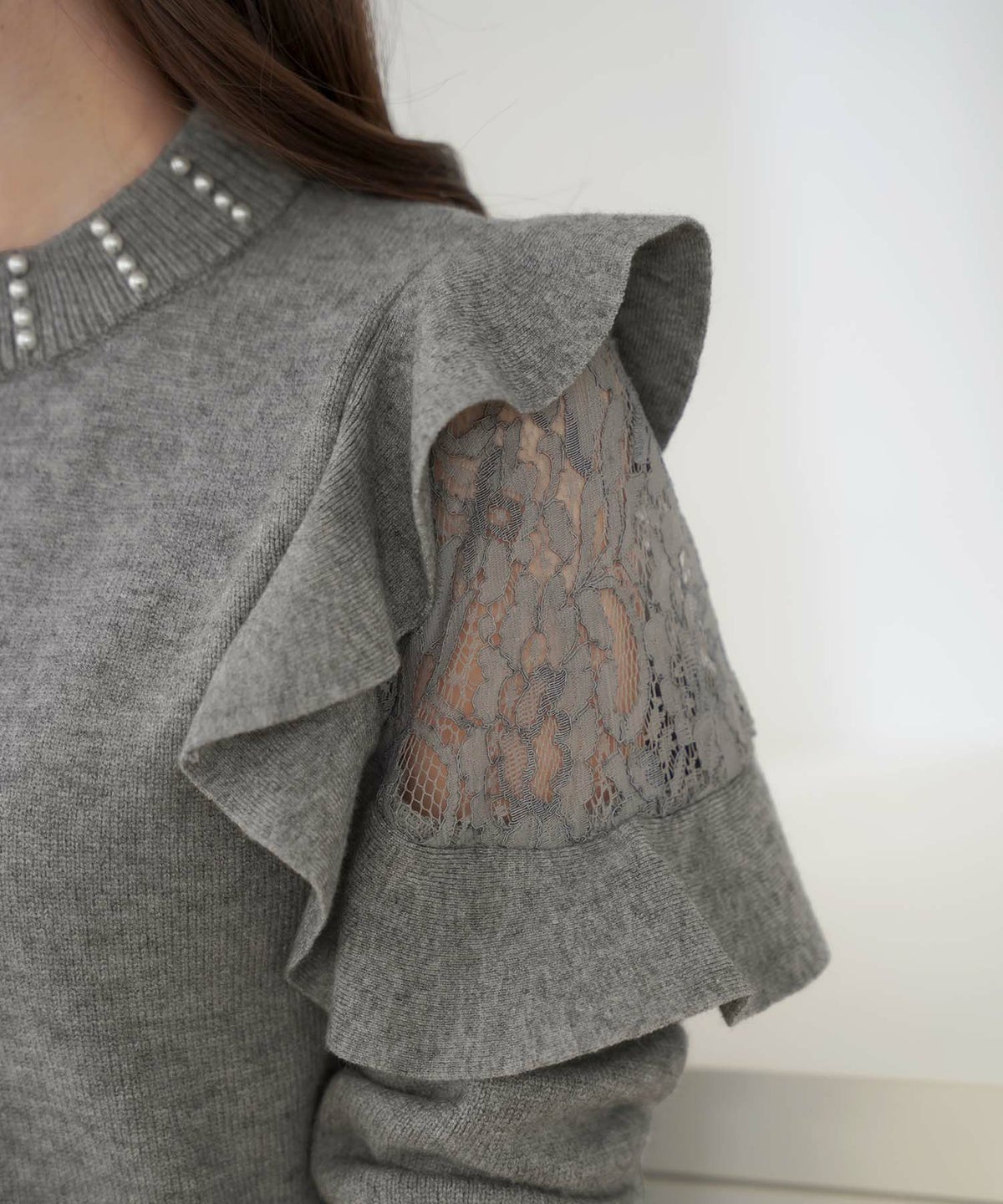 レディース/ニット/トップス/フリル/レース/パール/プチハイ/ネック/クルーネック/柔らか/伸縮性抜群/エレガント/上品/ホワイト/グレー/ピンク/パールネック/トレンド/20代/推し活/可愛い/春/秋/冬