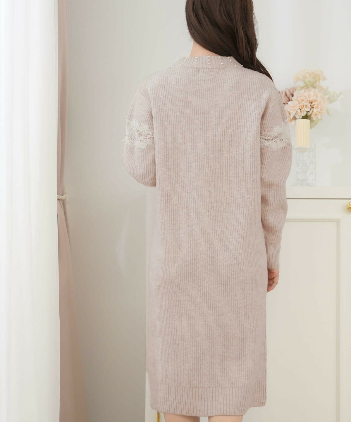 レディース/ワンピース/ニット/厚手/ふっくら/パール/長袖/秋/冬/お出かけ/デート/クリスマス/エレガント/ホワイト/ピンク/チャコール/フェミニン/上品/可愛い/レース/膝丈/ミディ