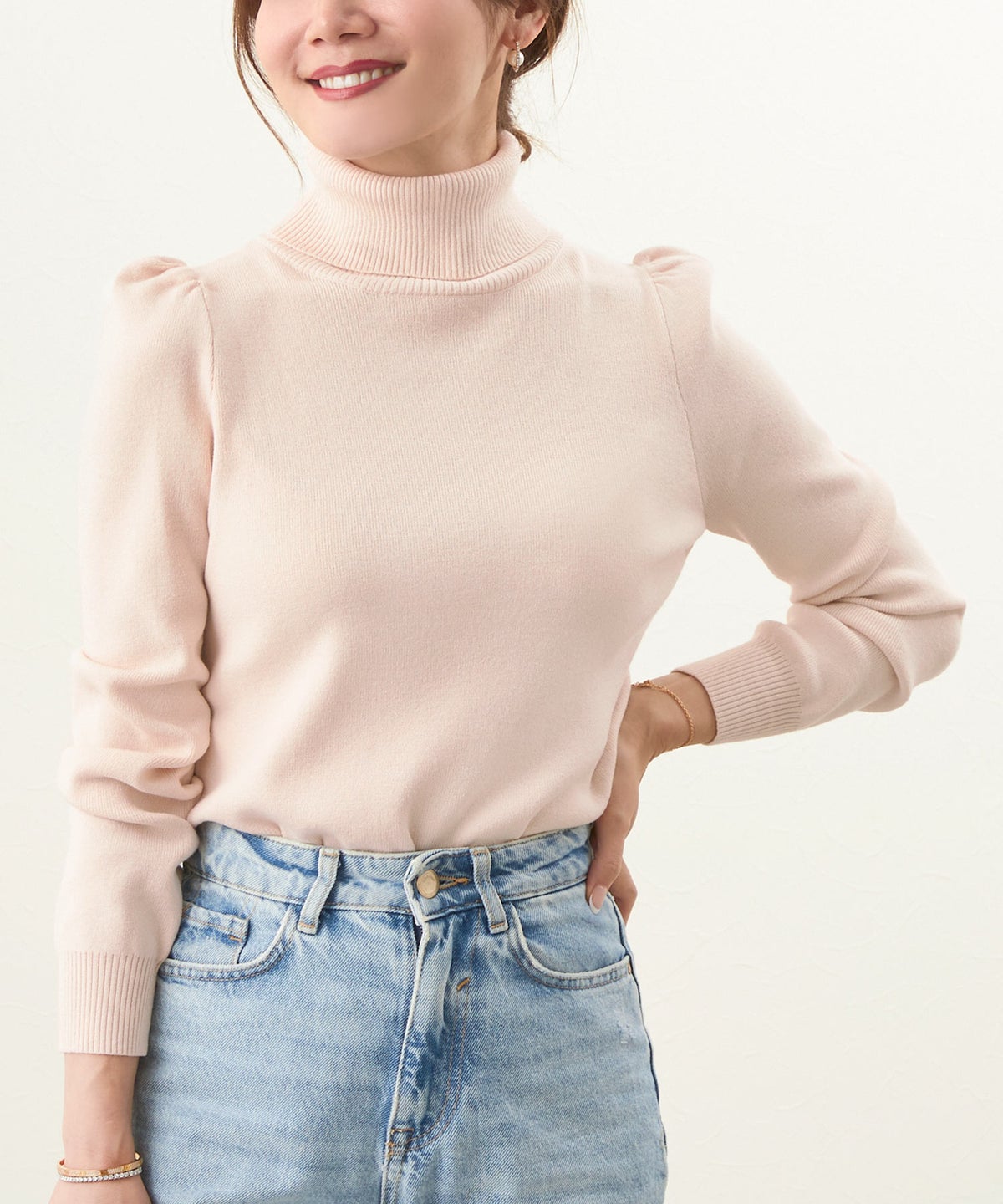 新色追加 手洗い可 S/M/L 大人カジュアル 秋冬春 シンプル かわいい オフィス 上品 ジョイントスペース ＜エコヴェロ＞タートルネック 袖山ギャザー ニット Liala×PG Liala×PG