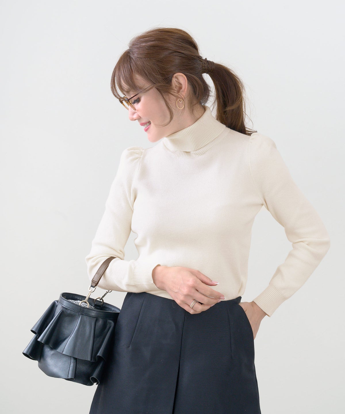 新色追加 手洗い可 S/M/L 大人カジュアル 秋冬春 シンプル かわいい オフィス 上品 ジョイントスペース ＜エコヴェロ＞タートルネック 袖山ギャザー ニット Liala×PG Liala×PG