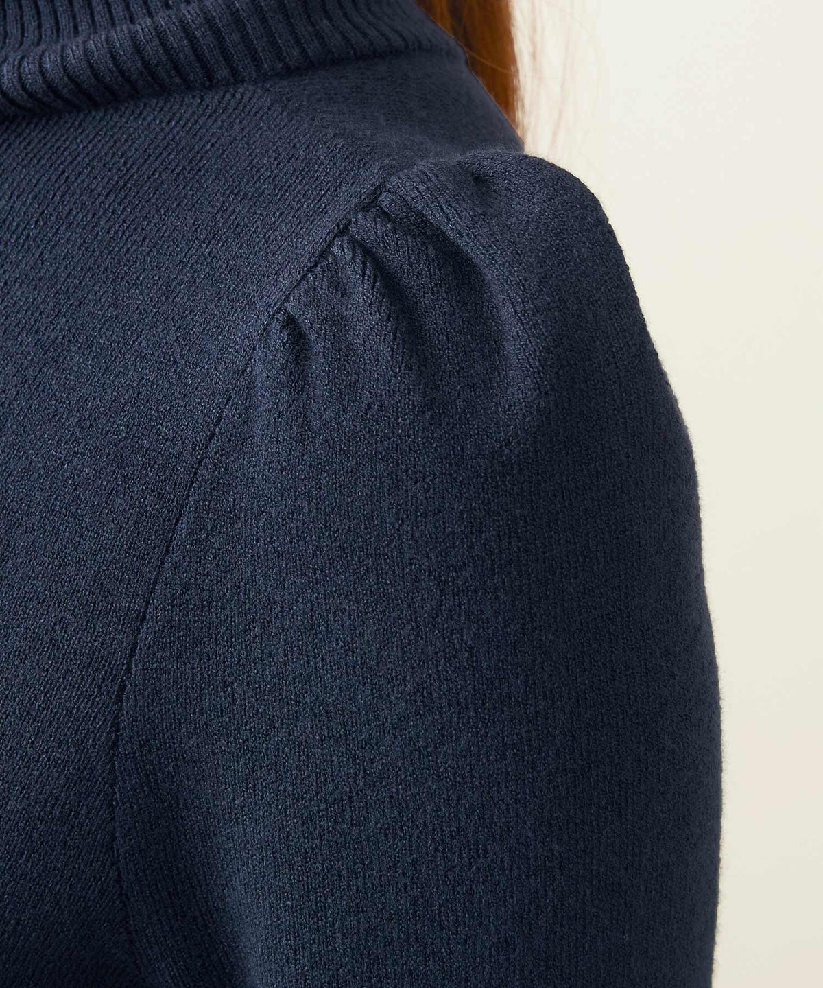新色追加 手洗い可 S/M/L 大人カジュアル 秋冬春 シンプル かわいい オフィス 上品 ジョイントスペース ＜エコヴェロ＞タートルネック 袖山ギャザー ニット Liala×PG Liala×PG