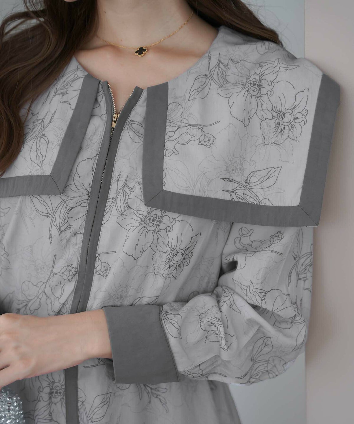 レディース/ワンピース/セーラー/衿/配色/フレア/長袖/アフタヌーンティー/お出かけ/オケージョン/ヌン活/女子会/ライトグレー/チャコール/妊婦/フロント/ジップ/ファスナー/線描き/花柄/フラワー/柄