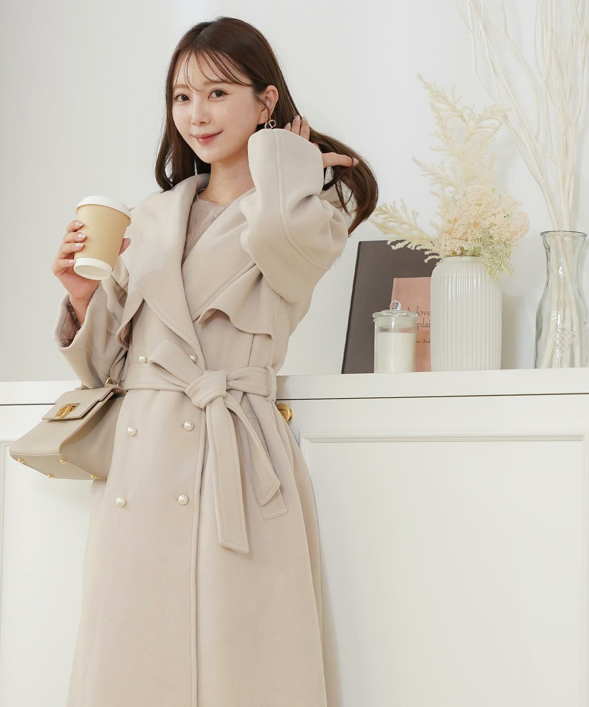 レディース/アウター/ウール/カシミヤ/コート/ショールカラー/襟/フード/ダブルブレスト/パール/ボタン/フラップ/トレンチ風/ウエスト/リボン/ベルト/タック/Vネック/長袖/ベージュ/ラベンダー/ネイビー/ジーロン/愛知県/一之宮/世界三大産地/美洲/オーストラリア/羽毛/羊