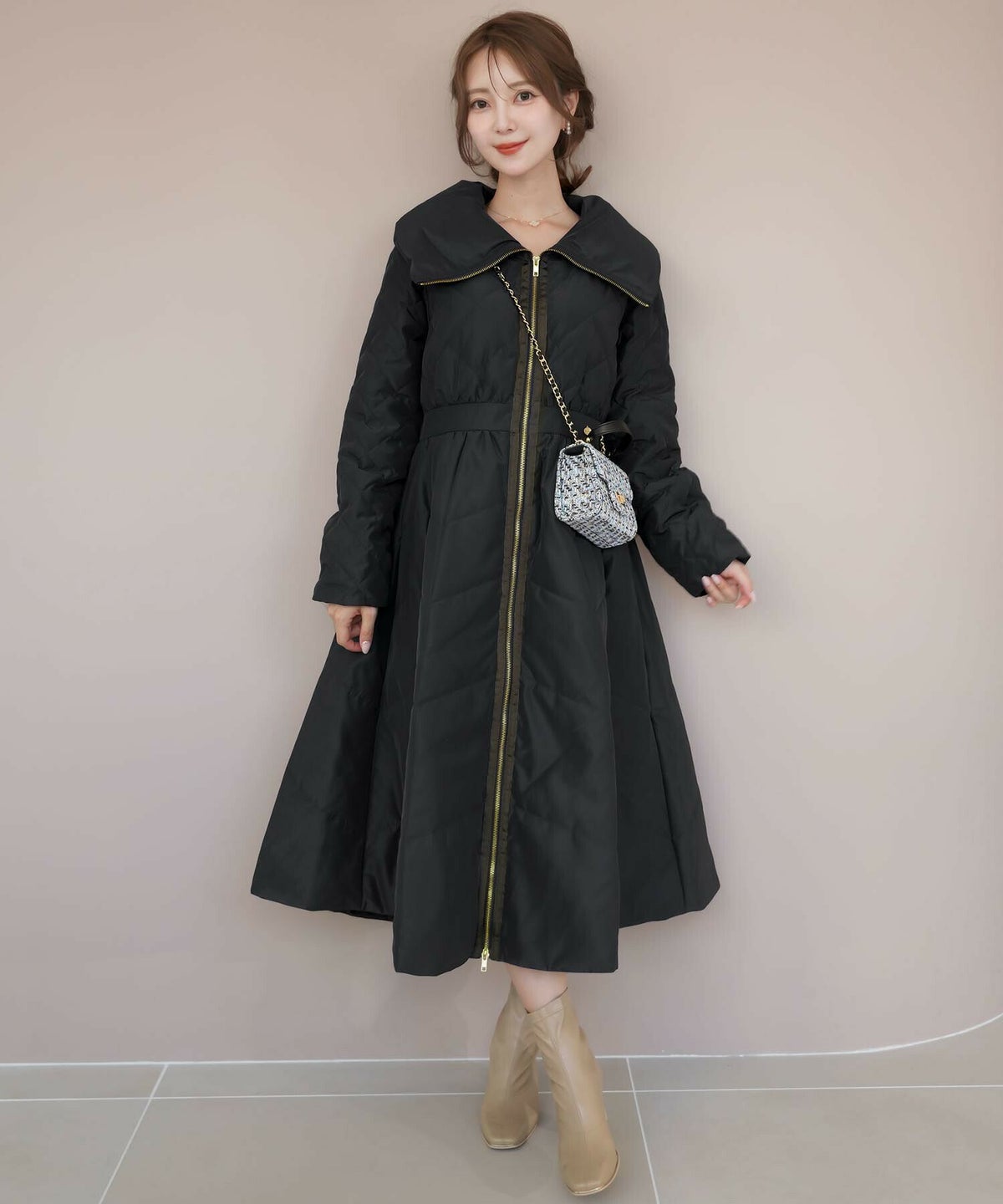 レディース/アウター/コート/リアルダウン/ダウン/フェザー/高級/ビックカラー/フレア/キルティング/ドレスコート/ダウン50%/フェザー50%/ゴールド/スタンドカラー/ポケット/ピンクベージュ/ブラウン/ネイビー/ブラック/秋/冬/ロングコート/上品/エレガント/フェミニン