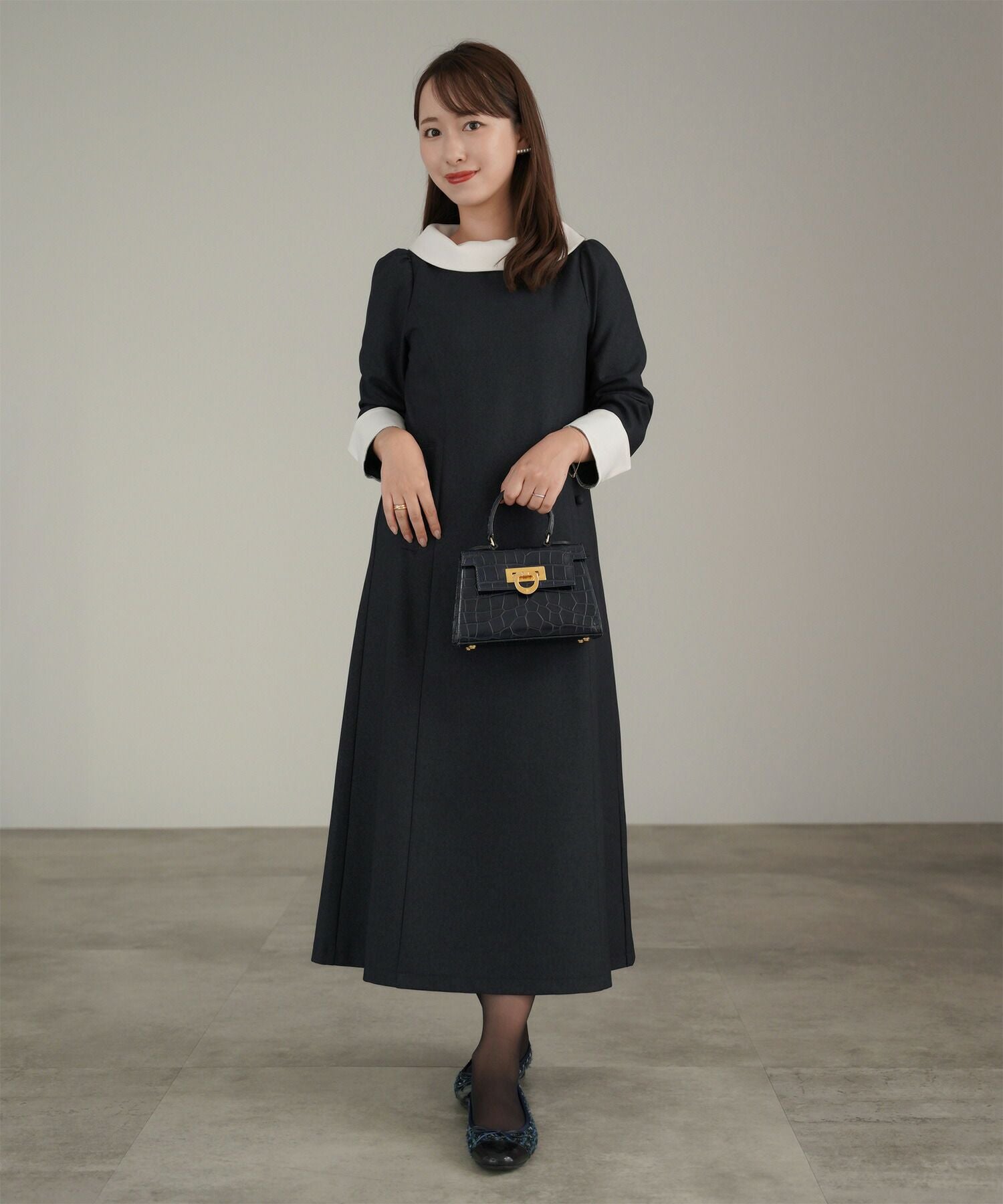 ベージュと黒のドレス ベージュブラックのグロッシーラッフル付きドレス | ANDRESD | M