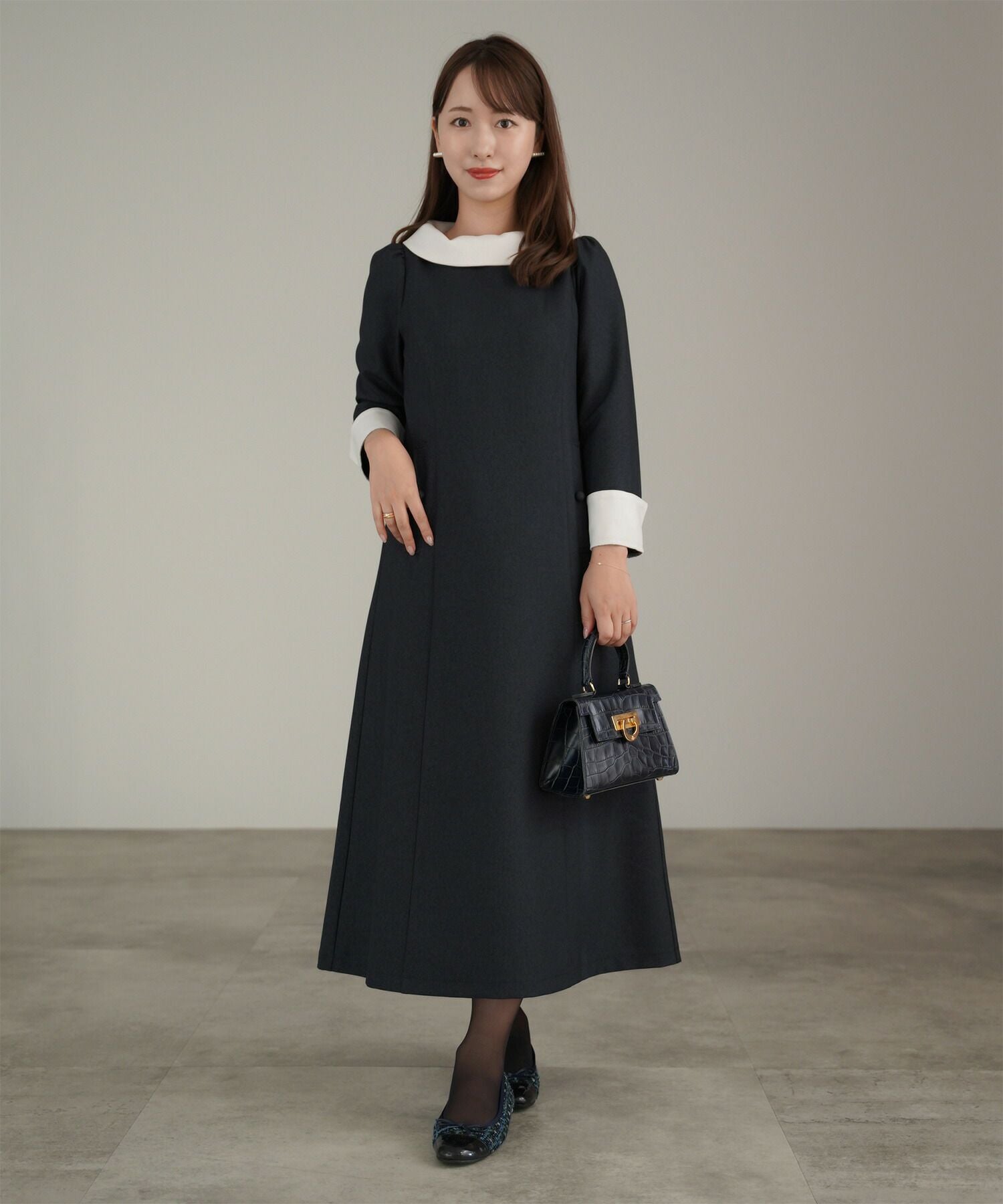 ベージュと黒のドレス ベージュブラックのグロッシーラッフル付きドレス | ANDRESD | M