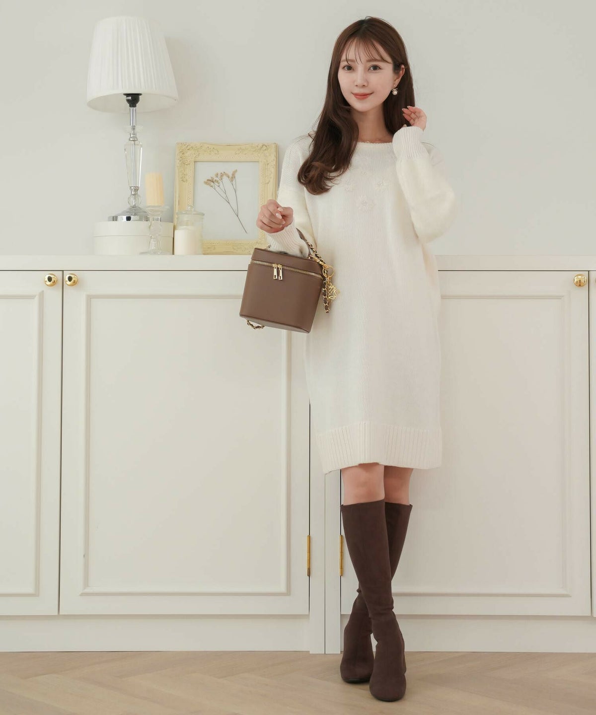 レディース/ワンピース/ニット/花/刺繍/シャギー/クルーネック/長袖/膝丈/ロングブーツコーデ/エレガント/上品/フェミニン/バックリボン/アイボリー/グレー/パウダーグレー/ブラウン/秋/冬/春