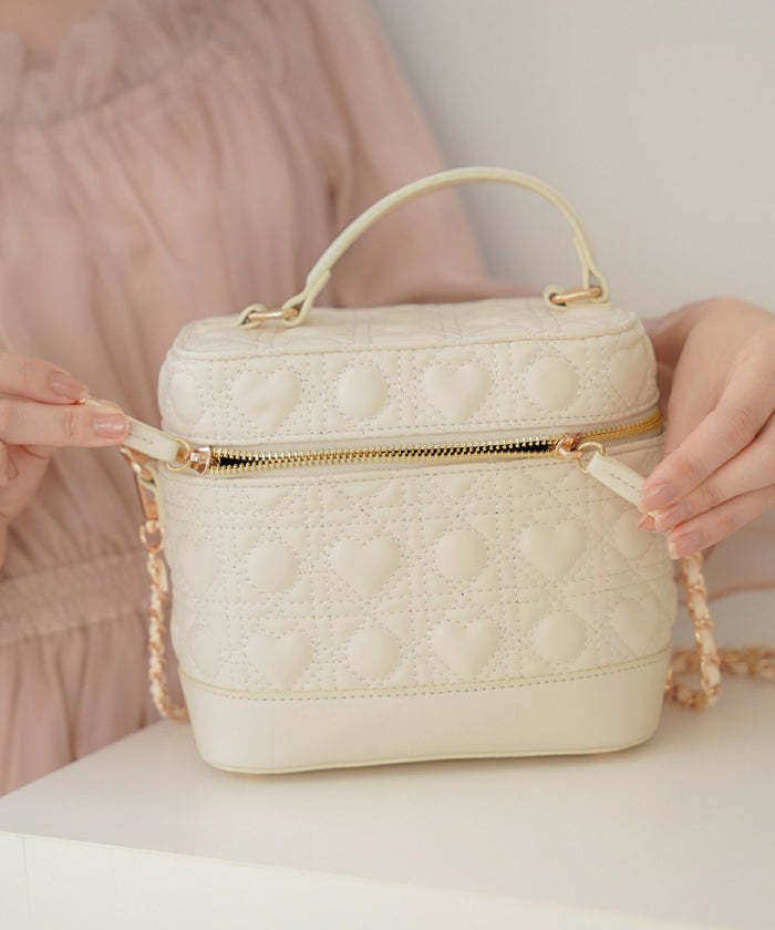 レディース/小物/グッズ/ポーチ/キルティング/オールシーズン/レザー/コスメ/化粧/バニティ/収納/仕分け/持ち手/ゴールド/アイボリー/ミルクホワイト/グレージュ/旅行/おしゃれ/可愛い/ハート柄/新色/人気/ヒット/ピンク/ストロベリーミルク