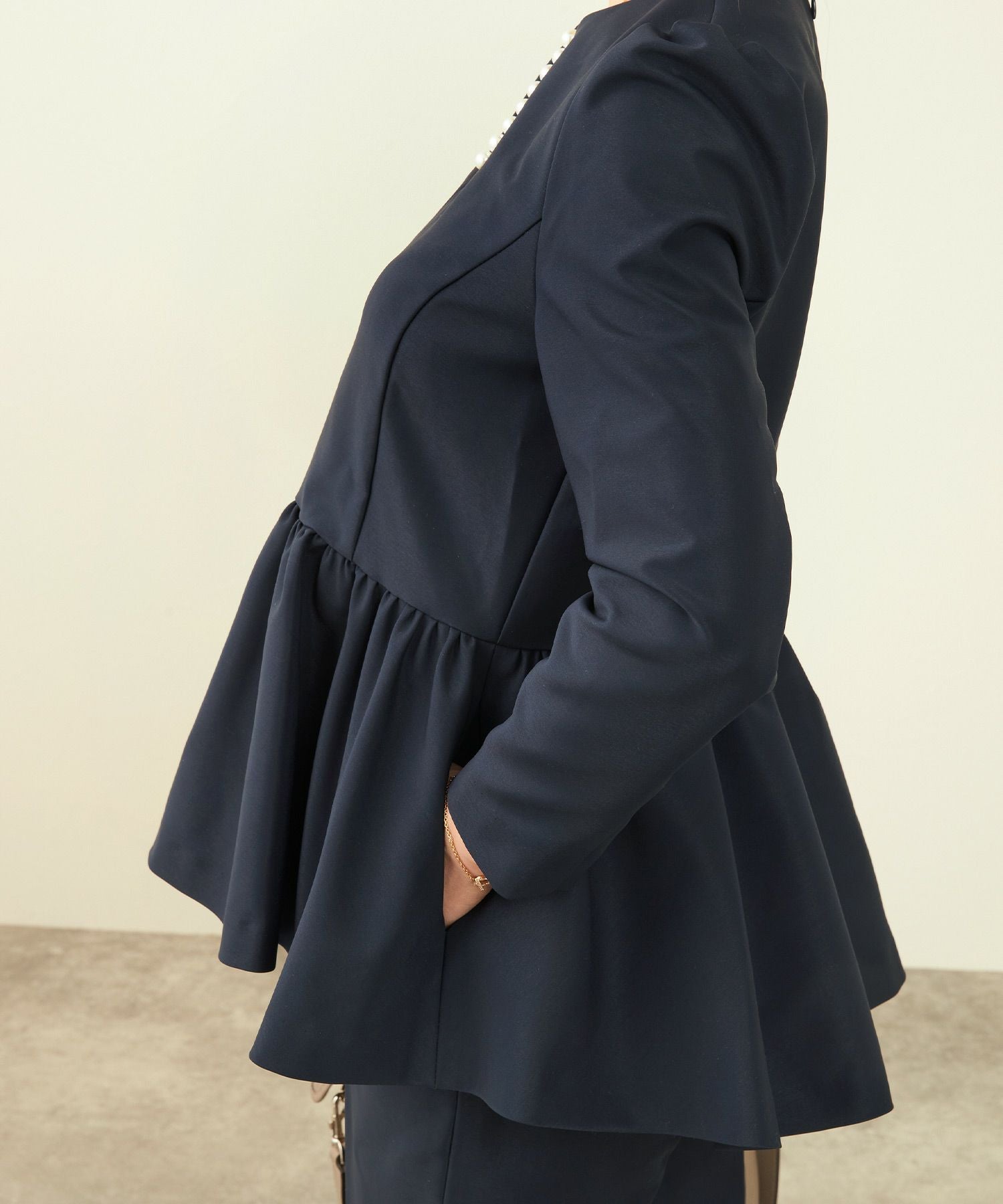 パール付きスキッパーネック ペプラム ブラウス Liala×PG 全4色