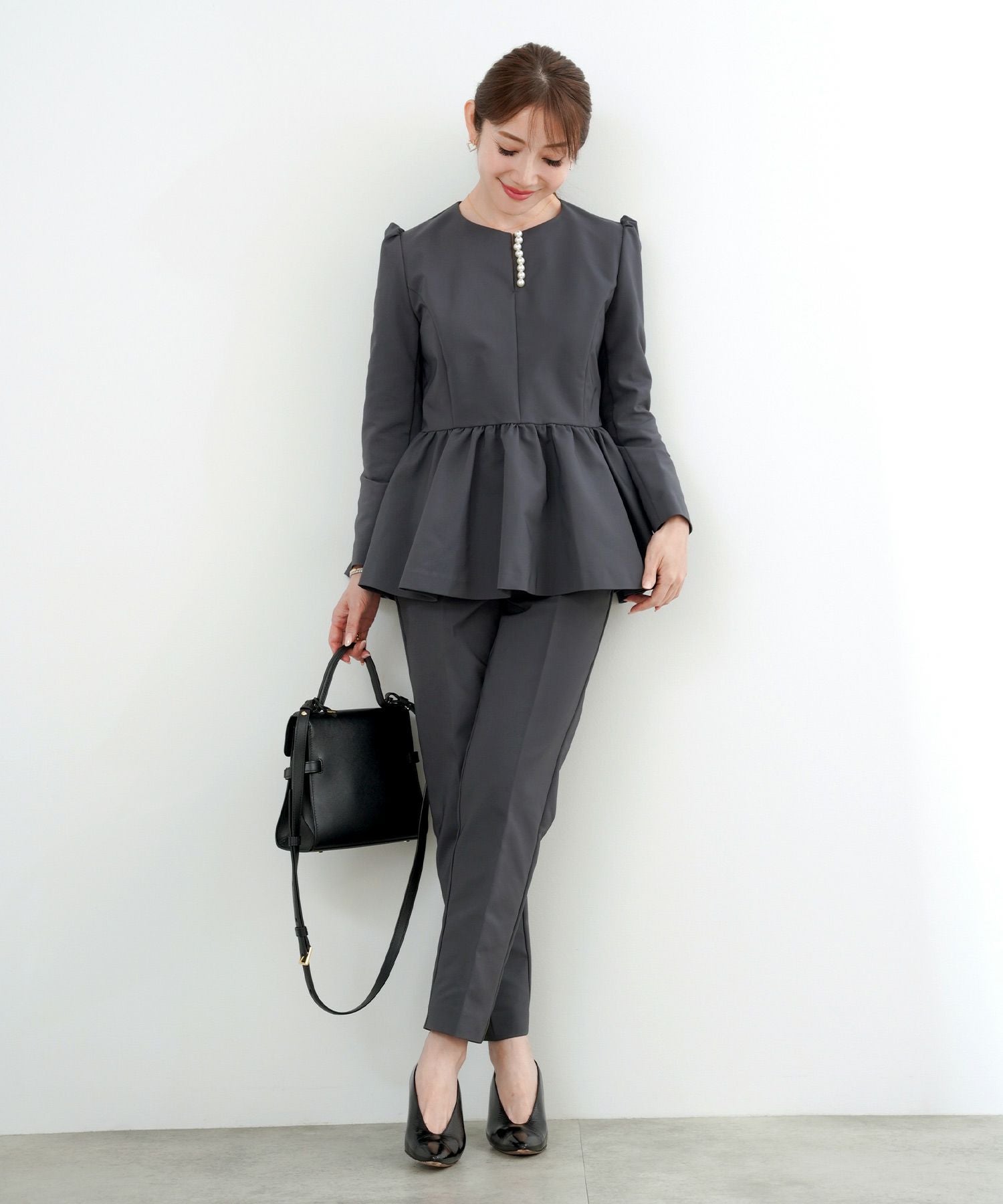 パール付きスキッパーネック ペプラム ブラウス Liala×PG 全4色