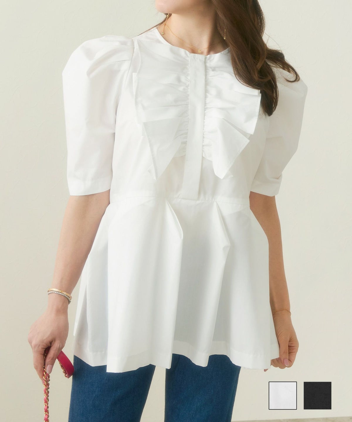 トップス　ホワイト ブラック　前後左右どこから見てもアクセント◎フリルネックは女性らしい印象にし、パワーショルダーやペプラムで華奢見え演出。タックを使った膨らみもお洒落！ フリル パフスリーブ とんがりペプラム ブラウス Liala×PG