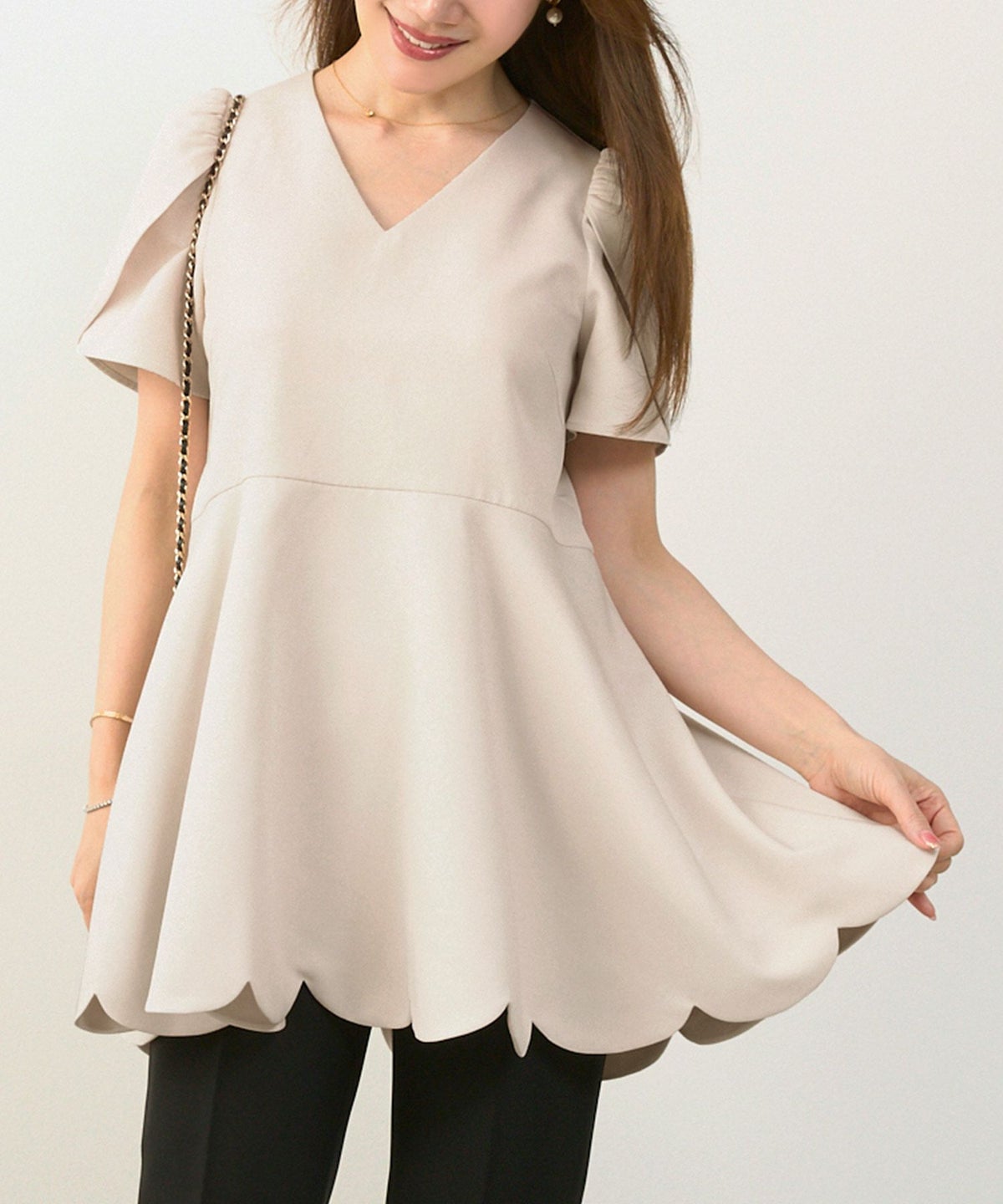 新色追加手洗い可ブラウスレディースファッショントップスおしゃれオフィスエレガントきれいめ長め体型カバー白黒春Vネックジョイントスペース