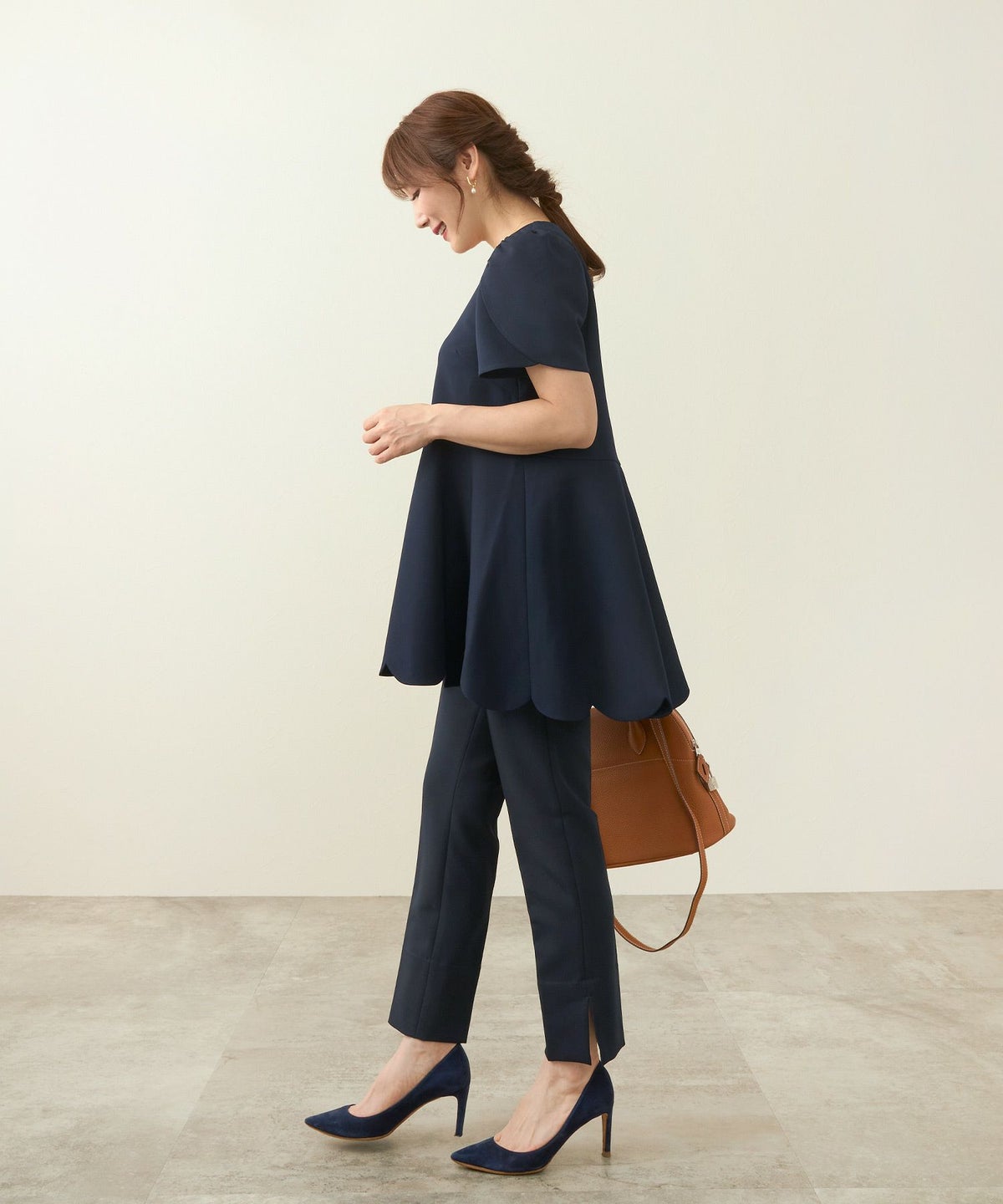 新色追加手洗い可ブラウスレディースファッショントップスおしゃれオフィスエレガントきれいめ長め体型カバー白黒春Vネックジョイントスペース